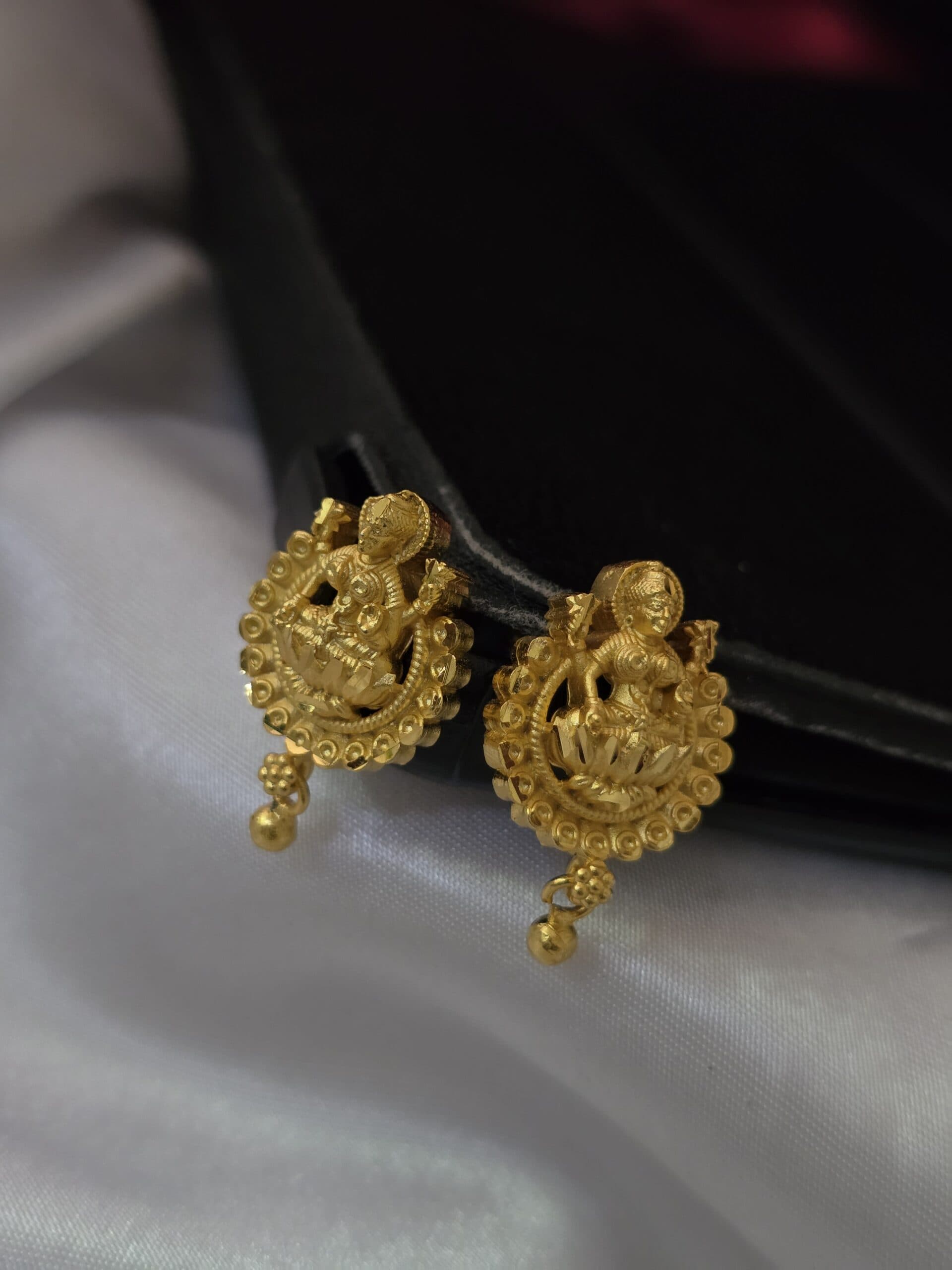 Foaming goddess lakshmi earing