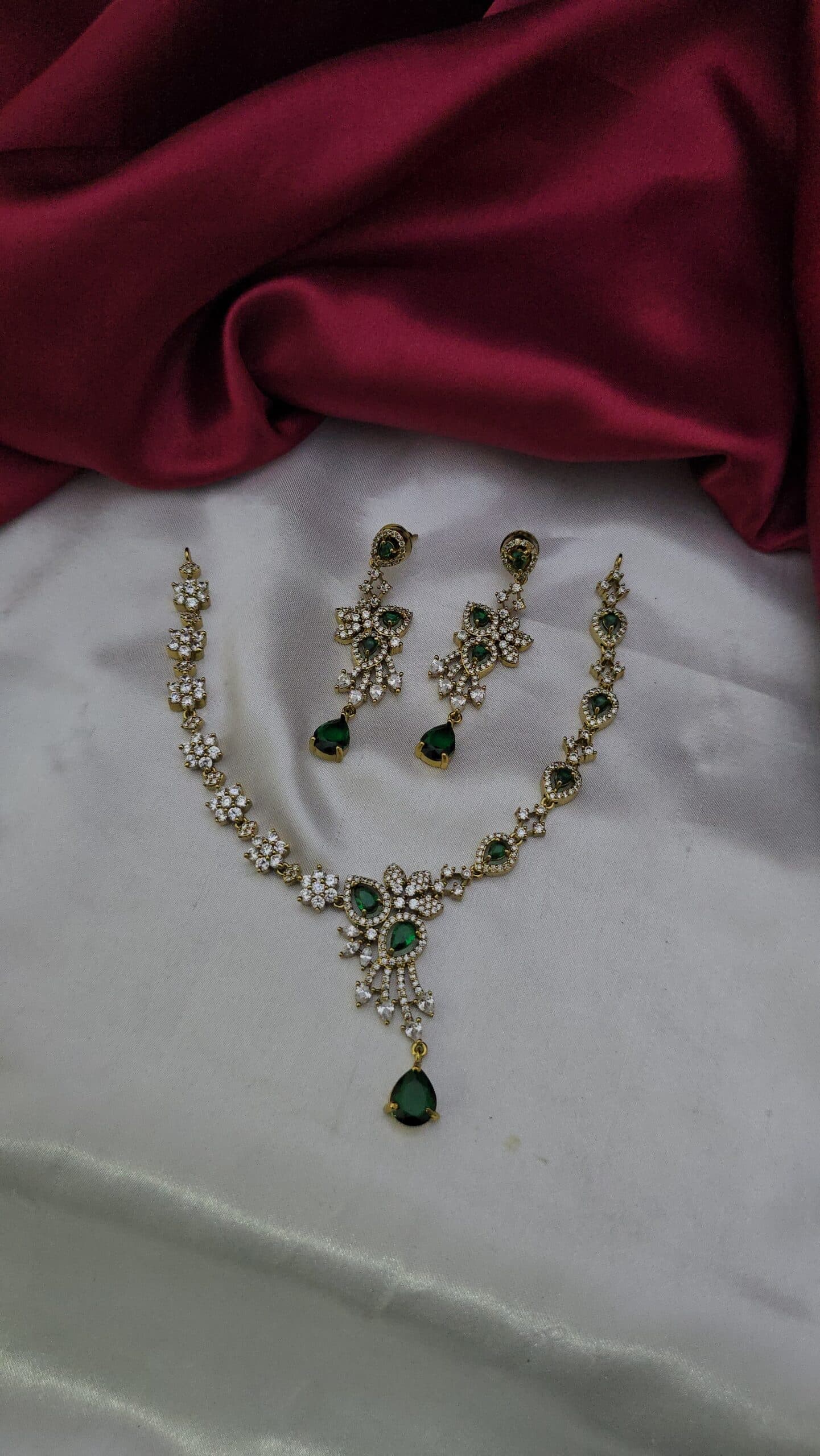 Premium ad emerald necklace with stud