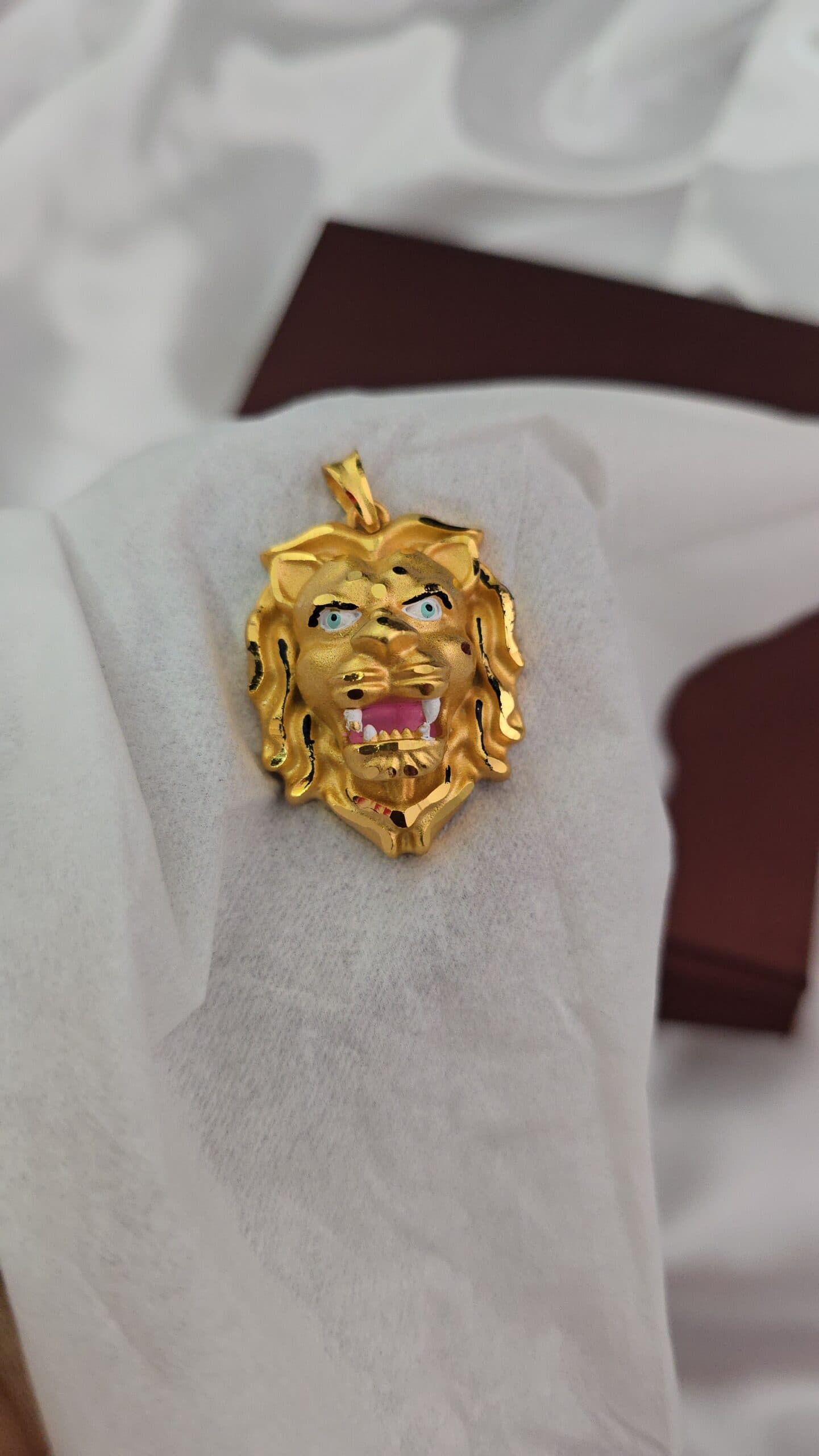 Premium foaming lion head dollar