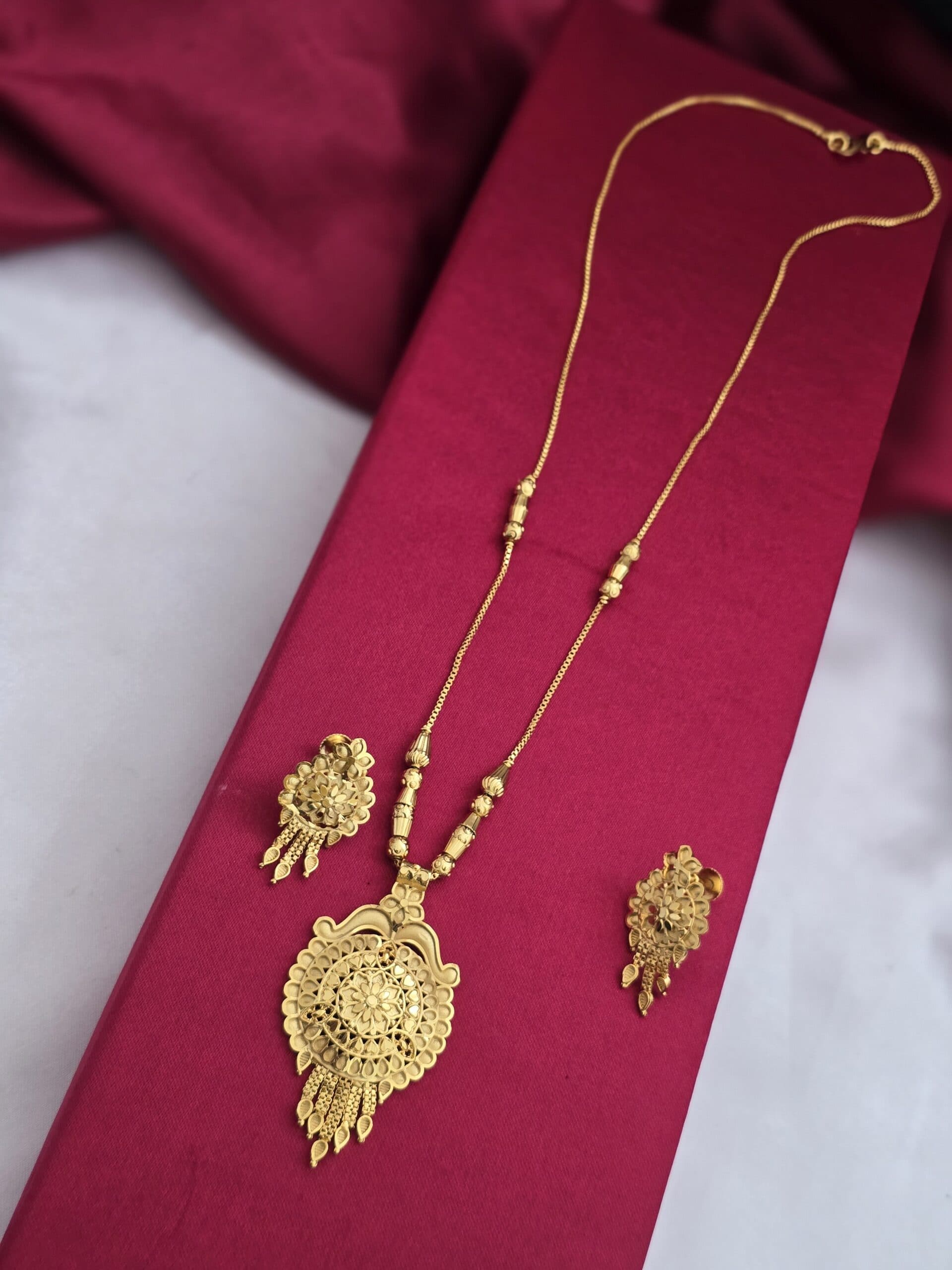 Premium Leaf Necklace with stud comes 24 inches