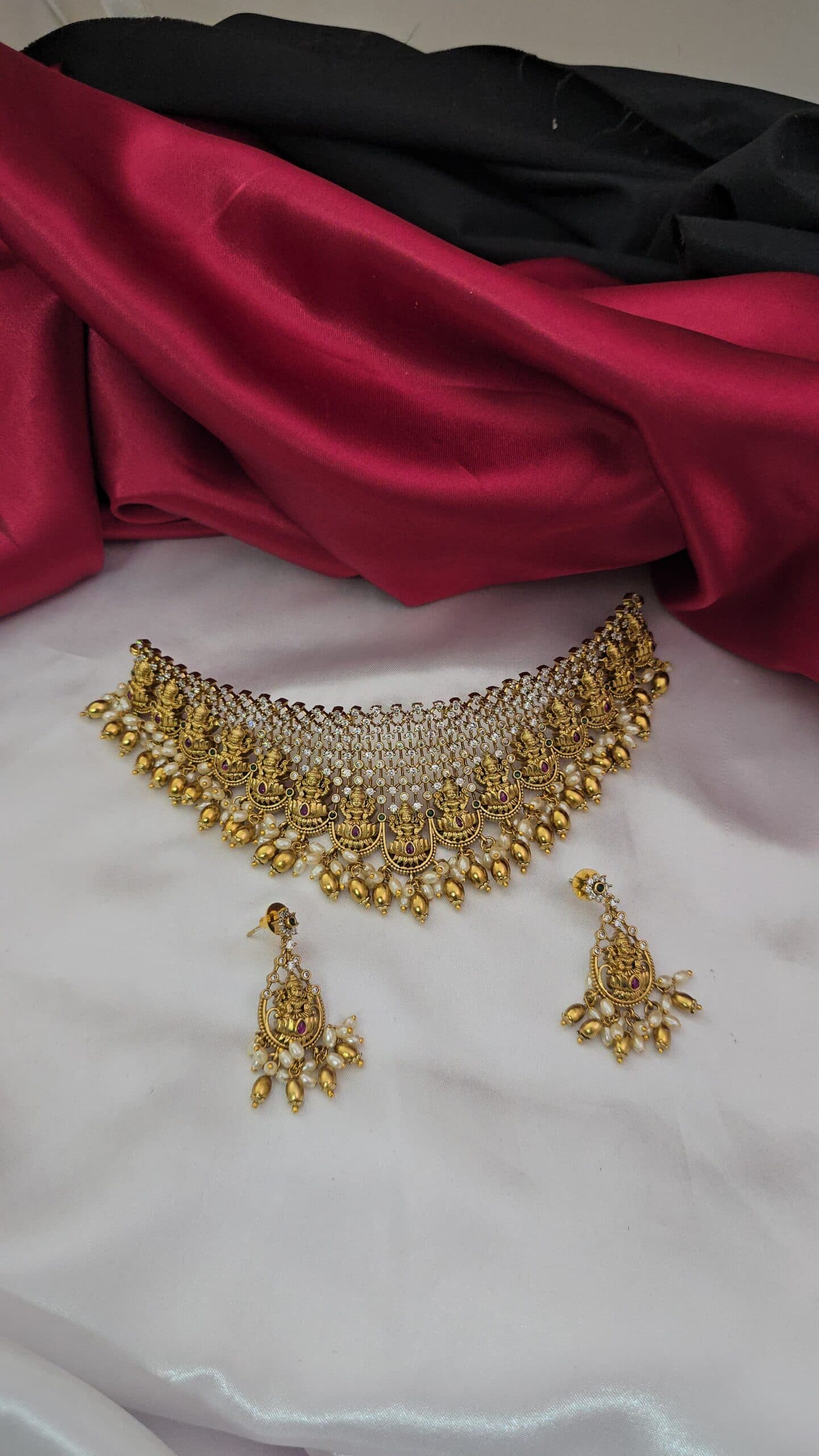 Premium foaming wedding ad choker