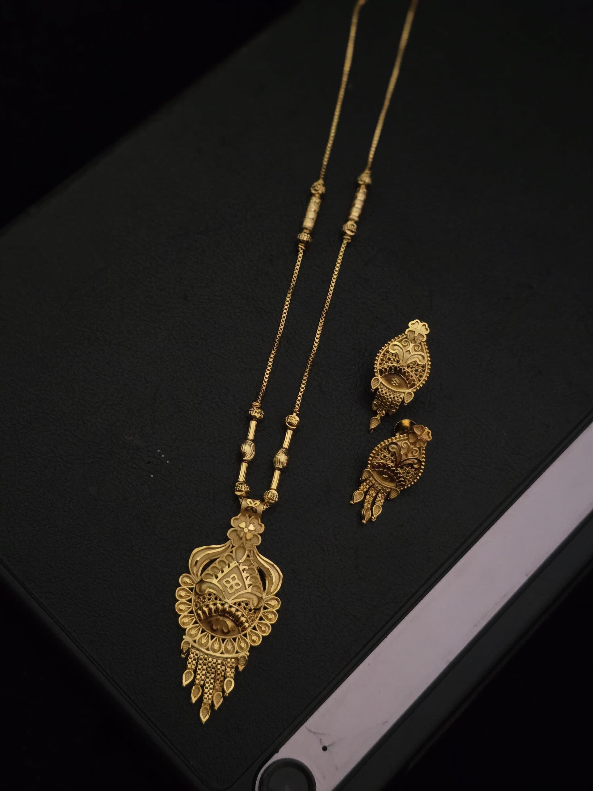 Premium foaming neckchain comes stud