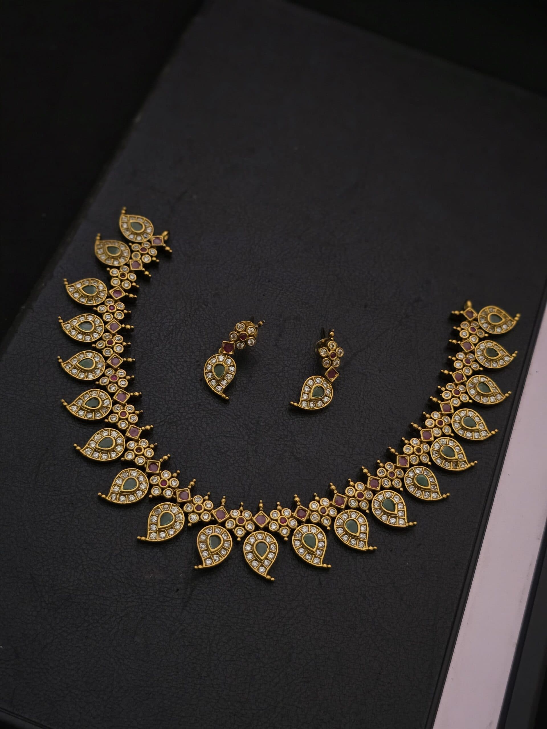 Premium mat ad kemp mango pattern necklace with stud