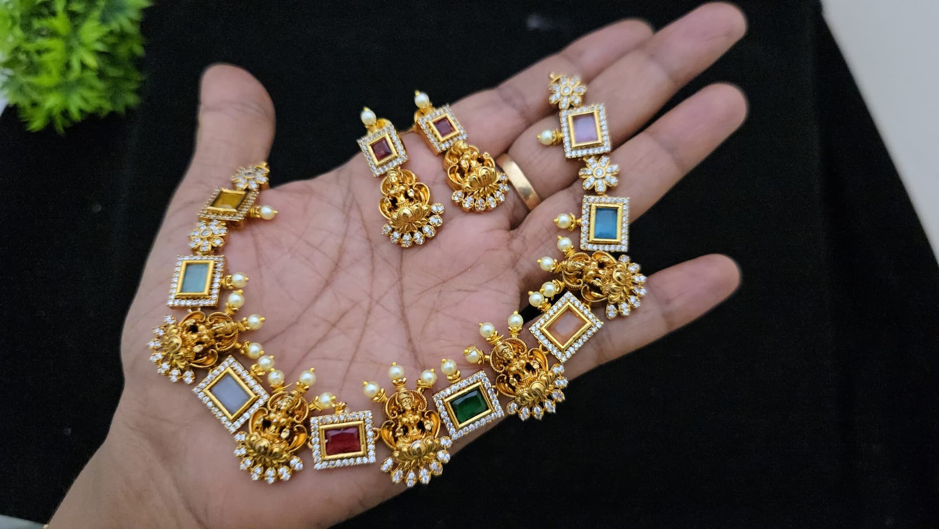 Premium quality navarathna antique necklace with stud