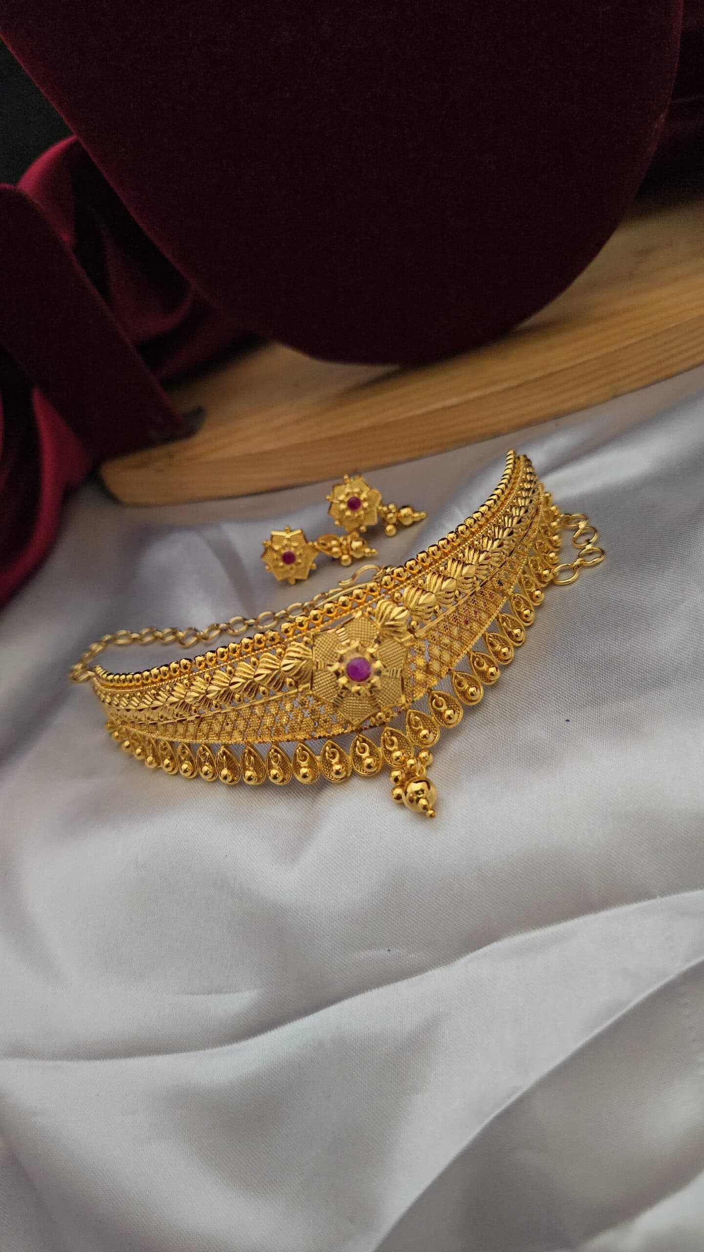 Premium foaming ruby wedding choker with earing