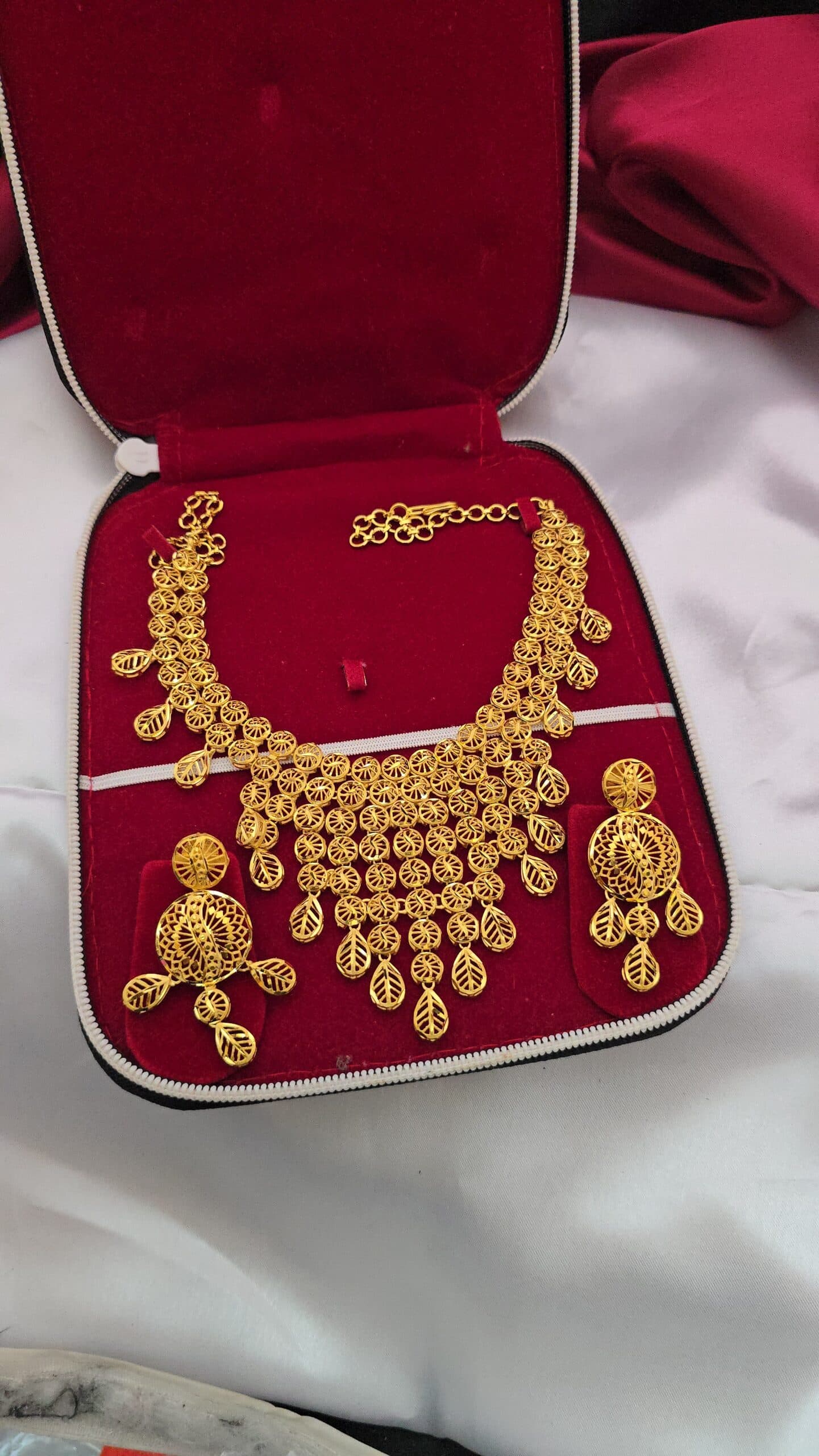 Premium foaming turkish choker with stud