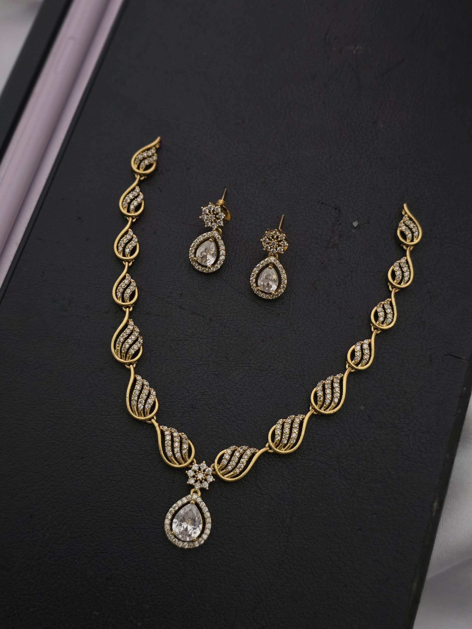 Premium matt diamond look necklace