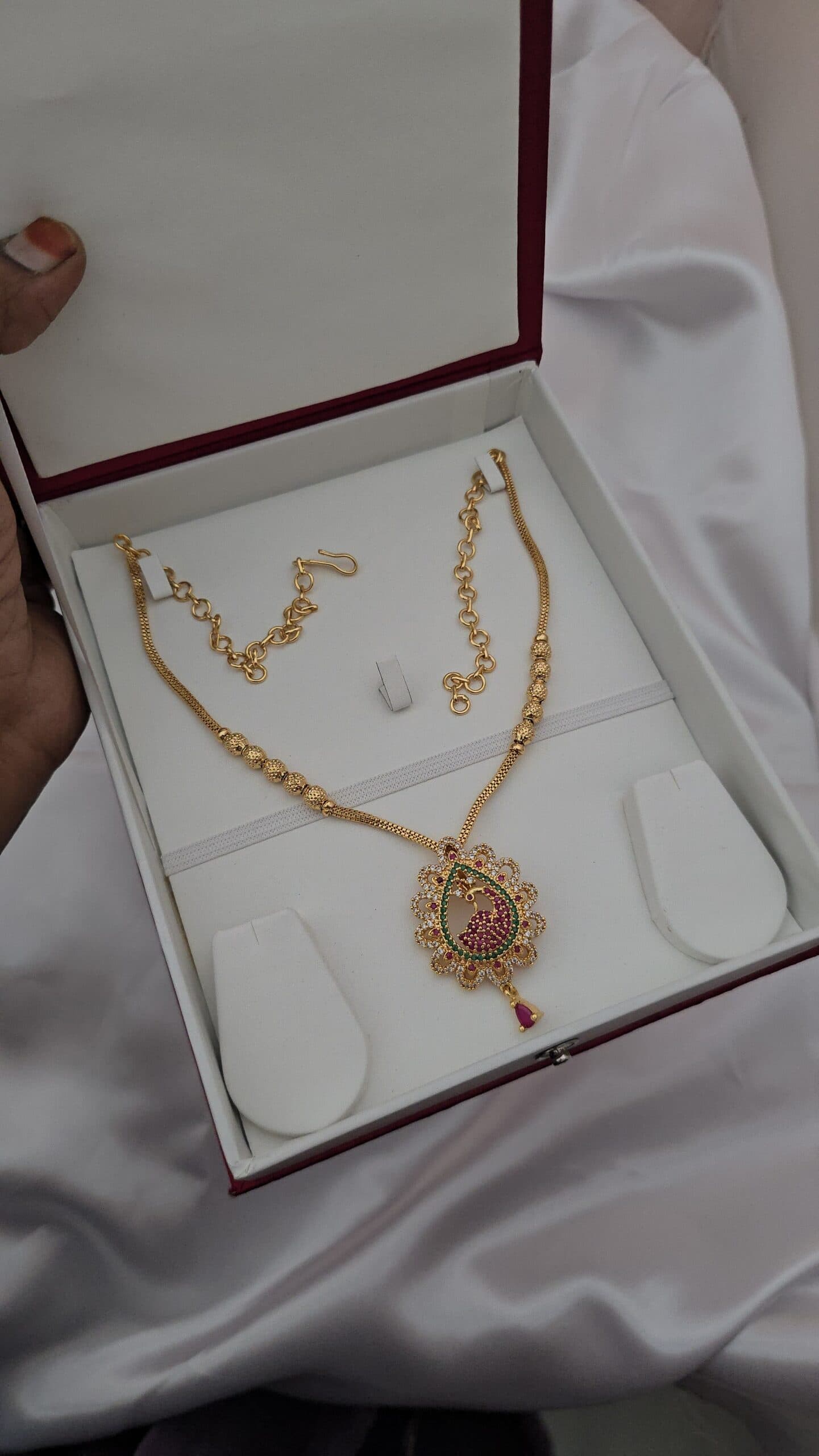 Premium ad Peacock foaming necklace
