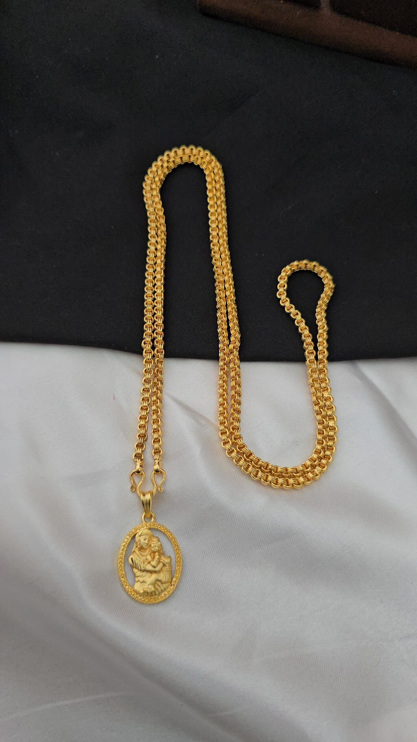 Premium foaming 32 inches dollar chain comes mom and daughter