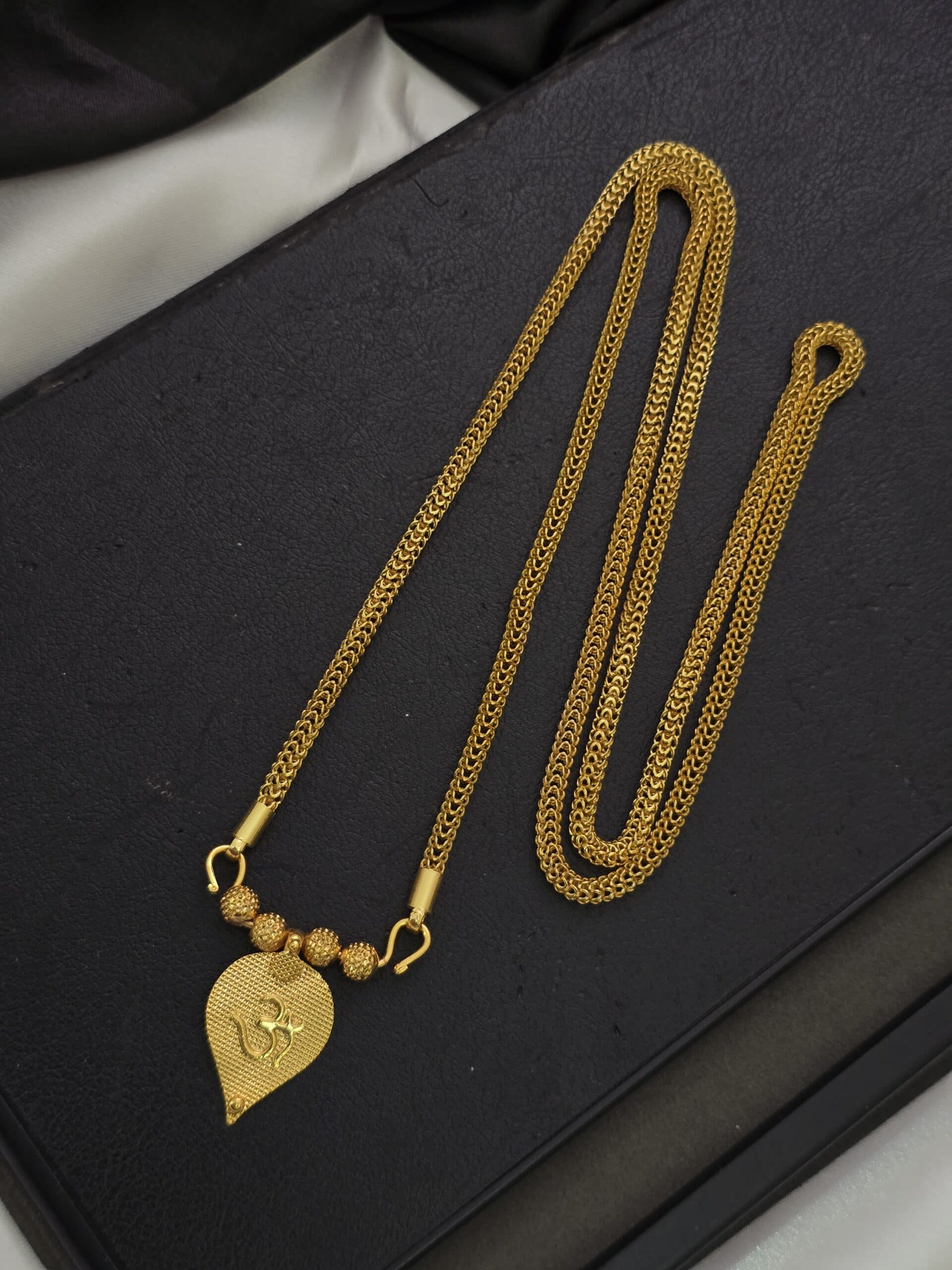 Premium Foaming 32 inches swastik dollar chain