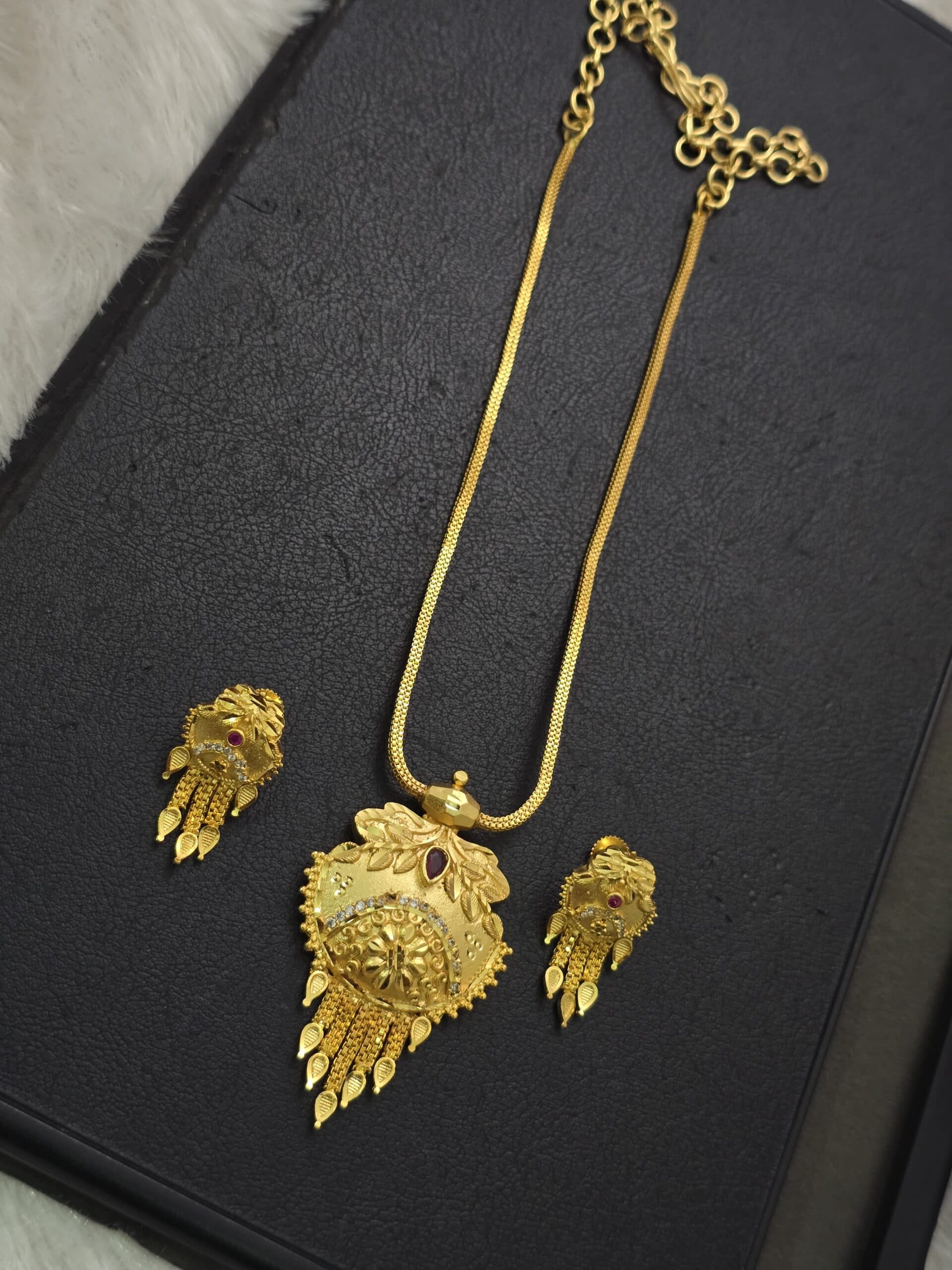 Premium foaming AD stone necklace