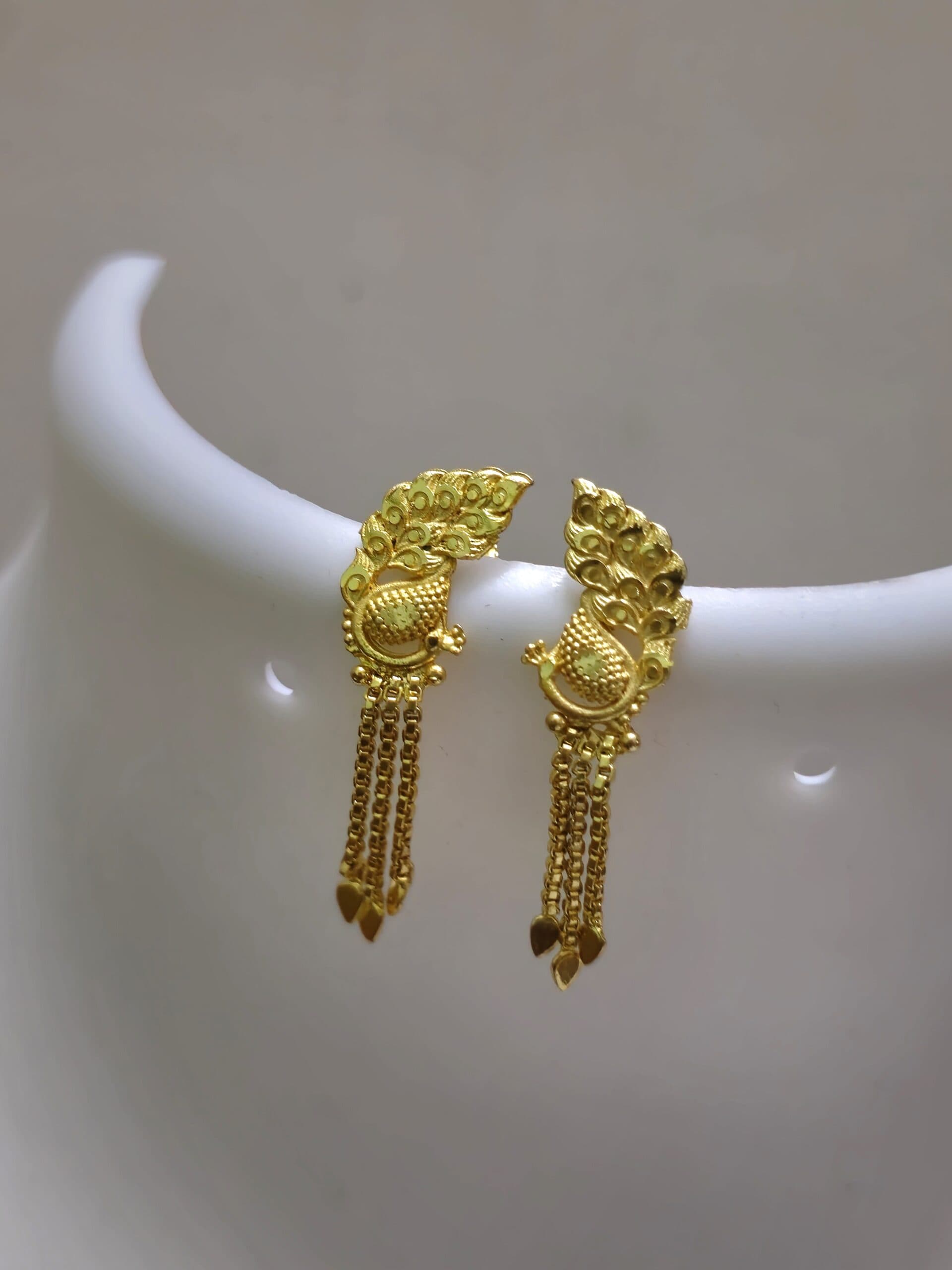 Foaming chain drops earing with peacock pattern