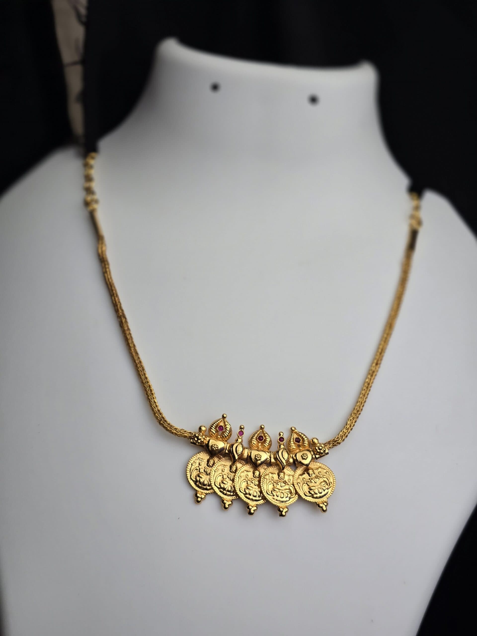 Foaming necklace laxmi coin