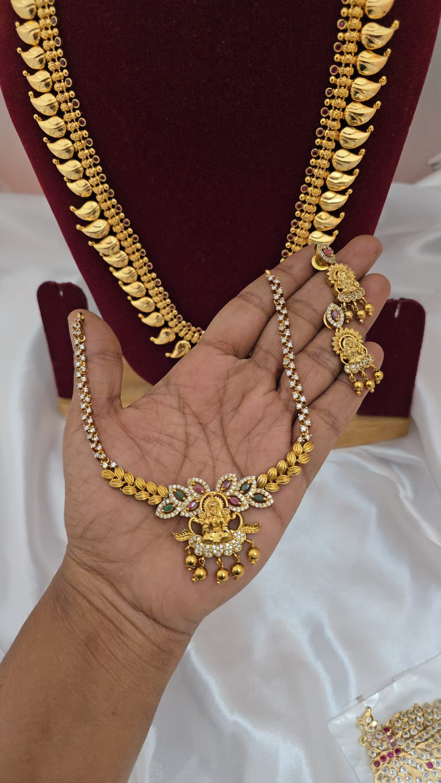 Premium quality matt ad necklace comes nakshi pattern