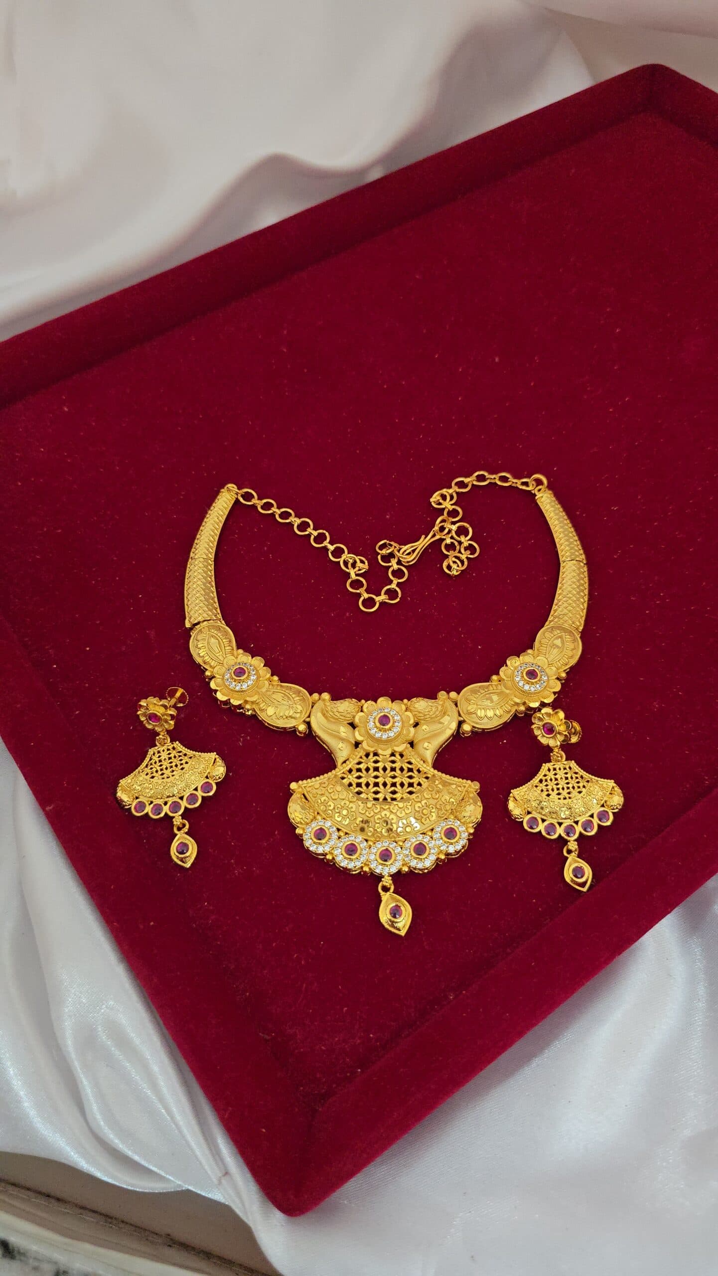 Premium foaming ad stone necklace with stud