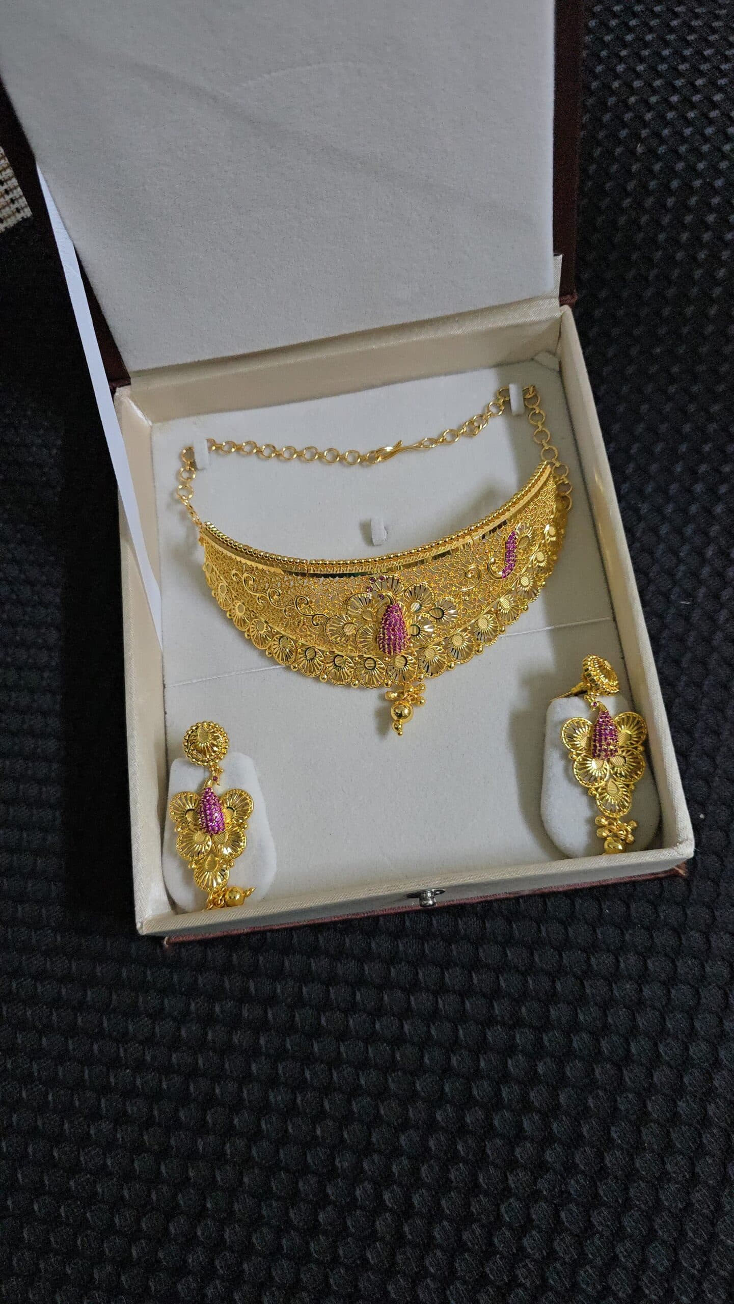 One gram model choker with stud