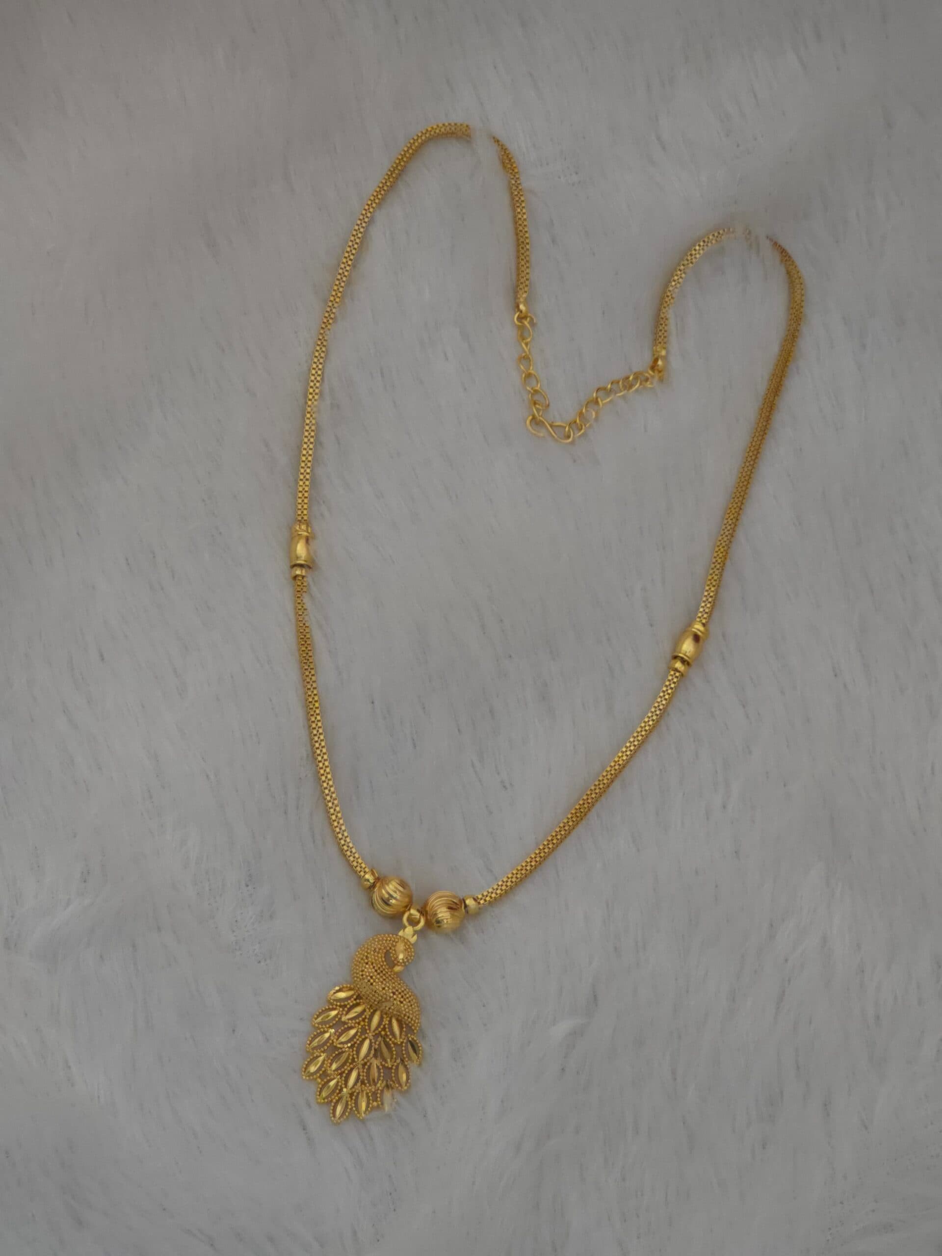 Premium foaming peacock necklace