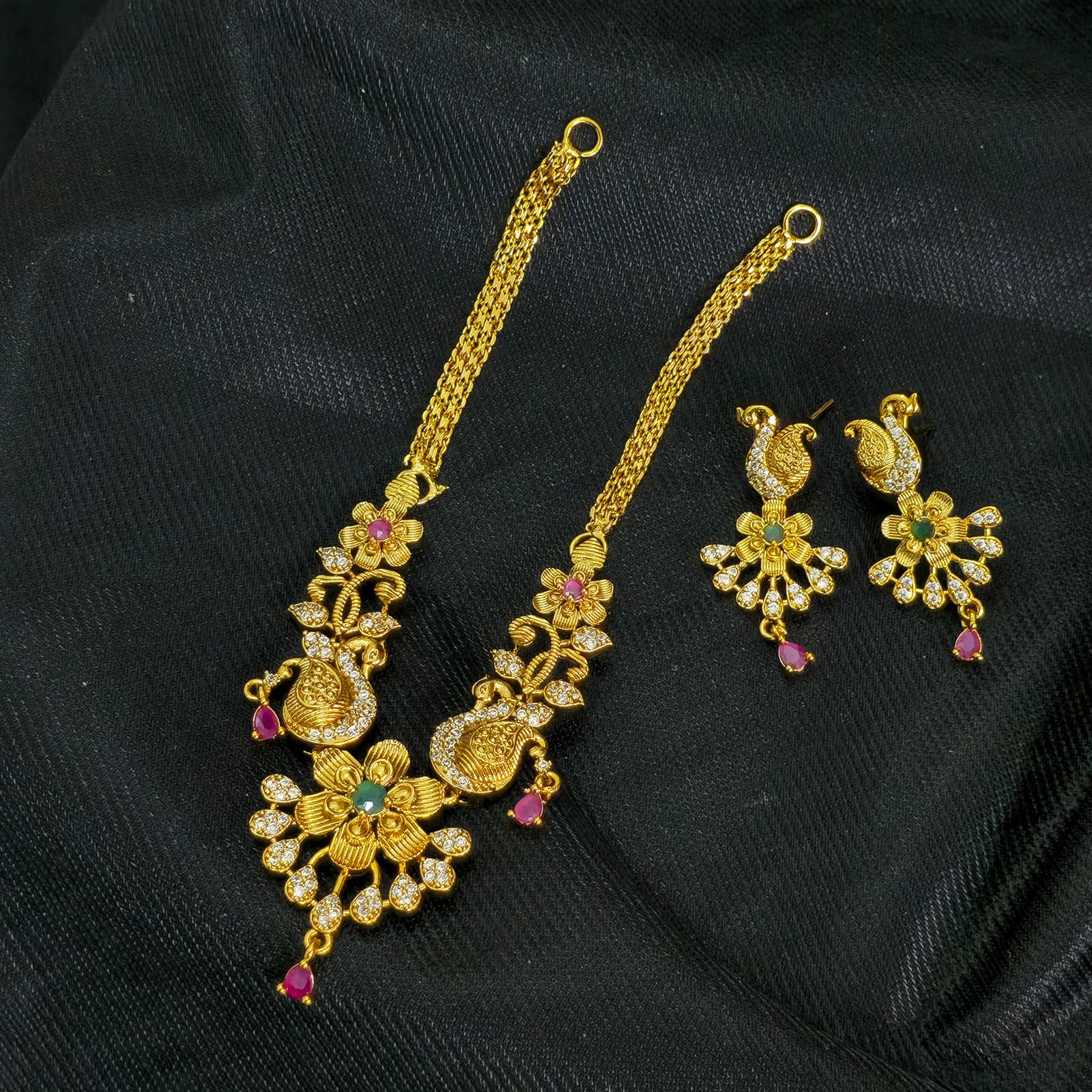 Simple ad necklace