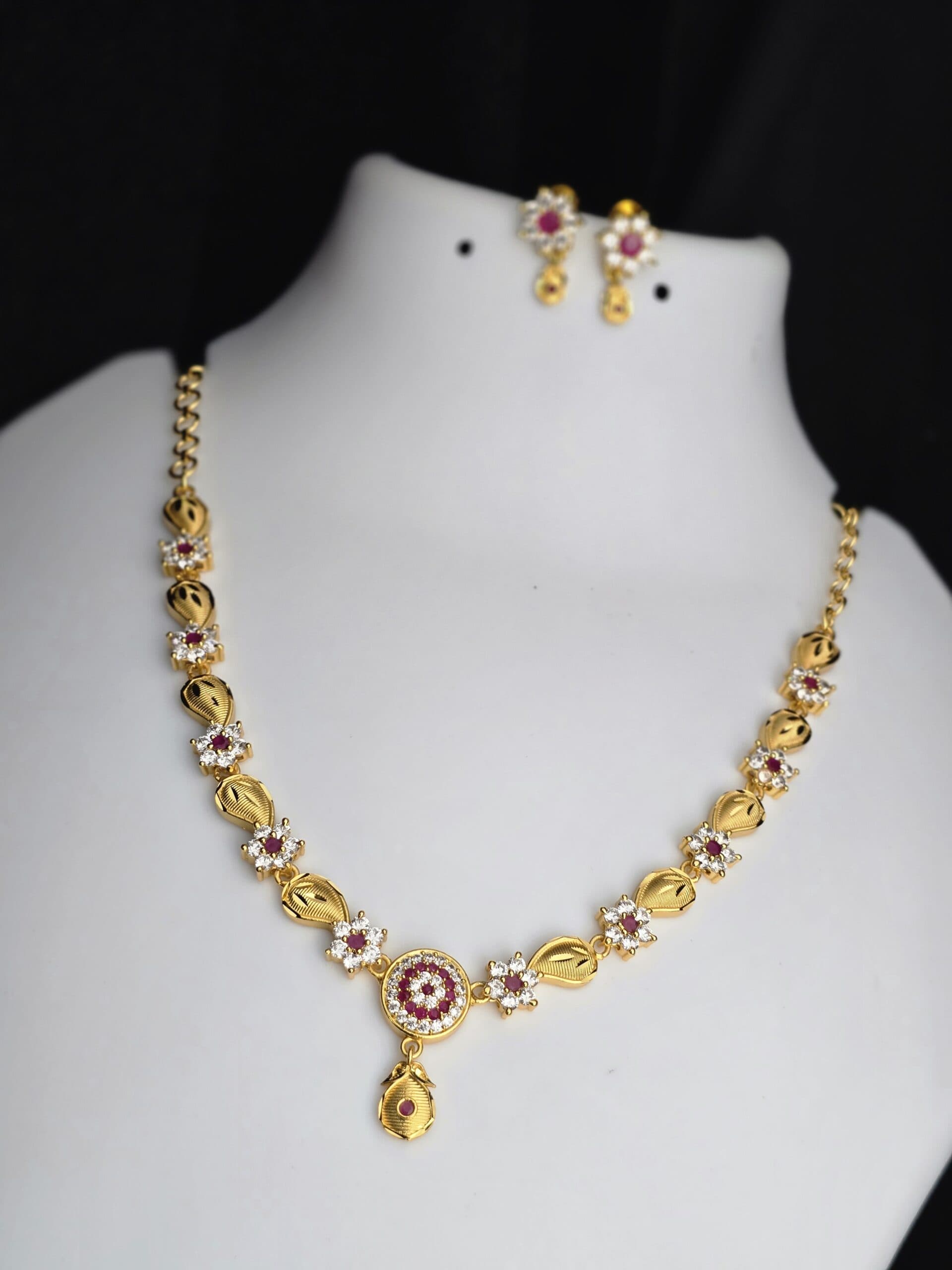 Foaming ad necklace with ruby white ad stone