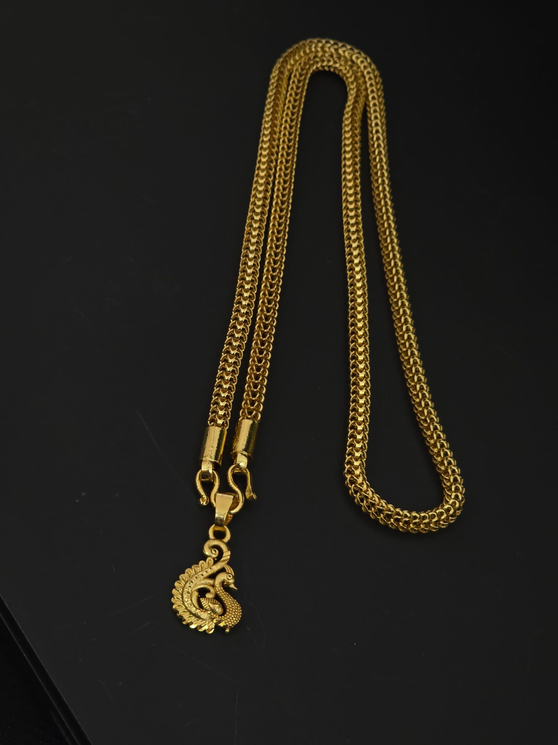 Premium foaming 18 inch peacock dollar chain