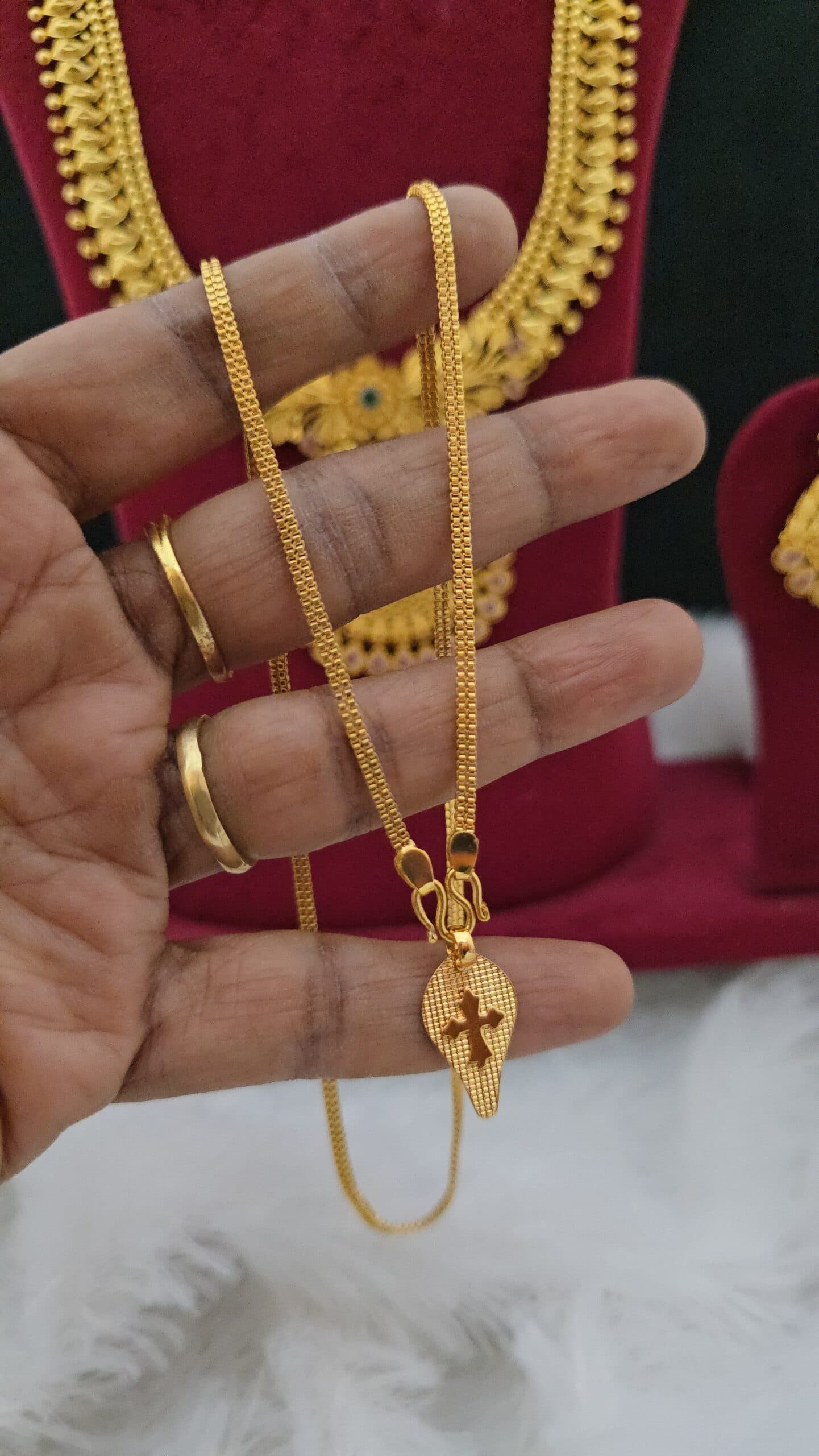 Premium foaming 18 inch cross dollar chain