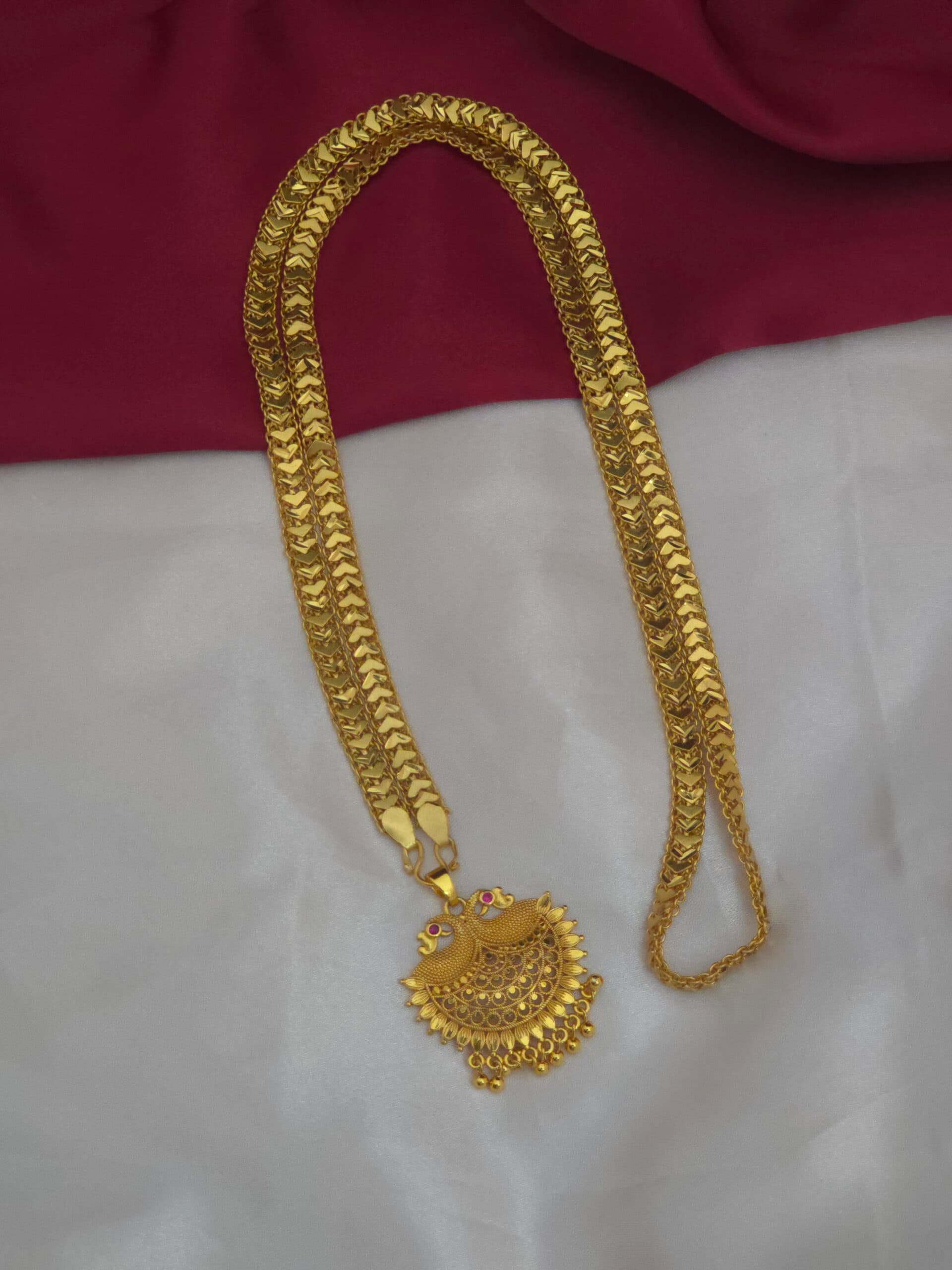 Premium foaming 32 inch peacock dollar chain