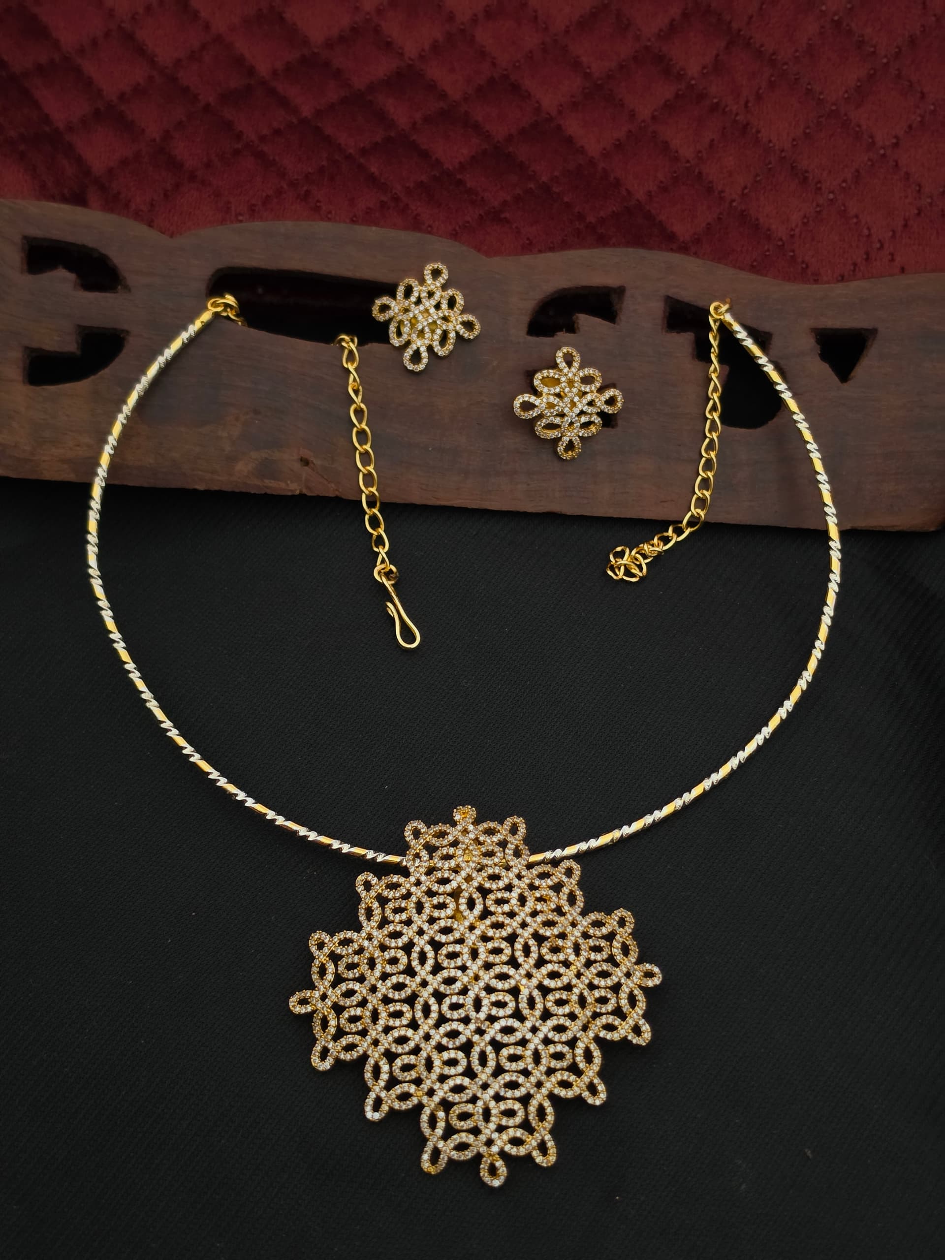Premium Matt Kolam Pendant With Hasli Necklace