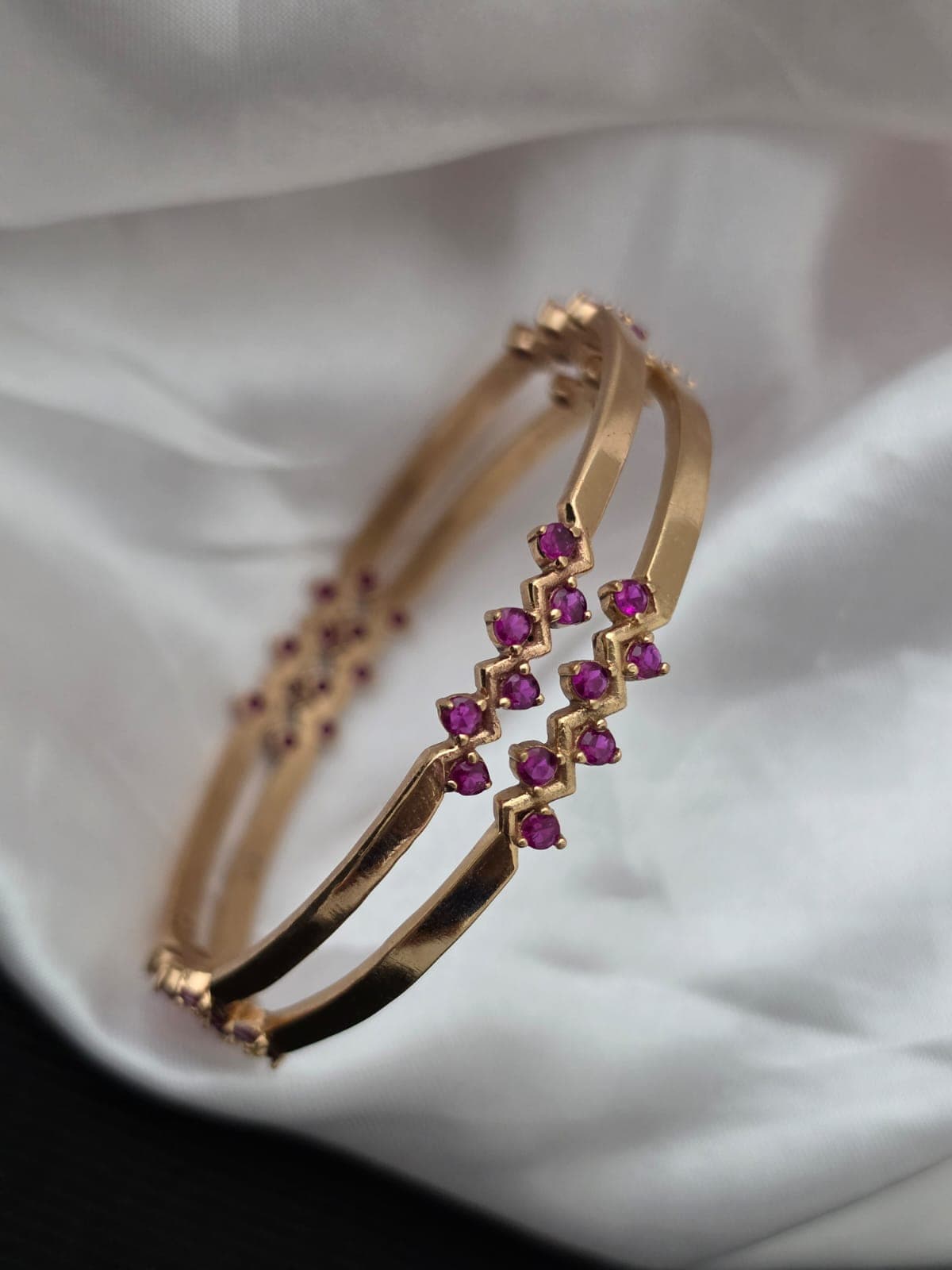 Premium impon zigzag ad stone bangle