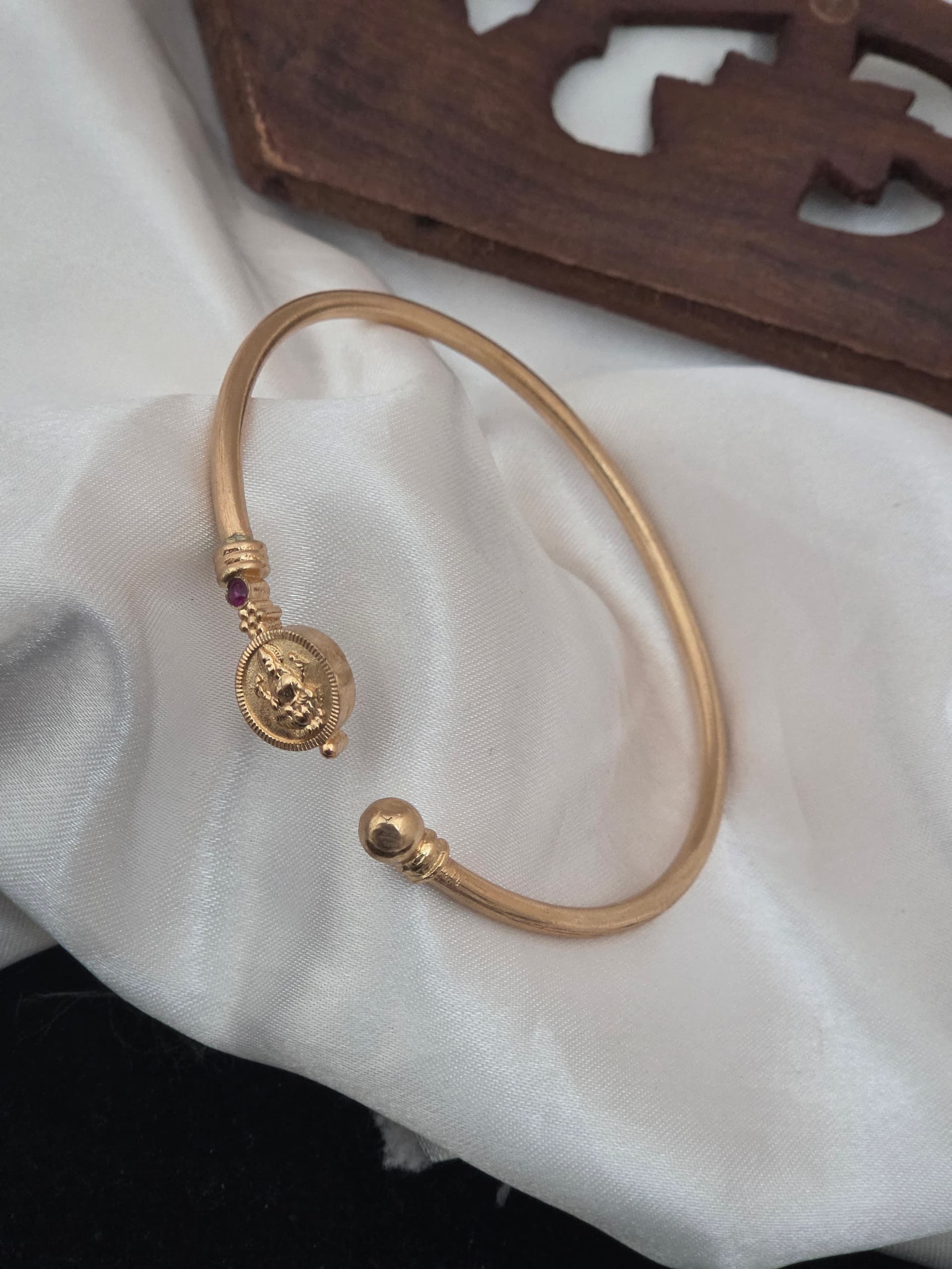 Premium impon ad stone lakshmi kada