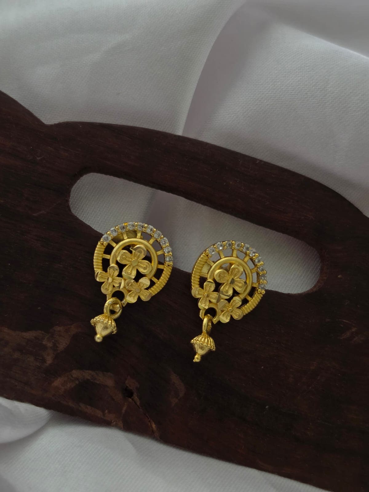 Premium foaming ad stone flower drops stud