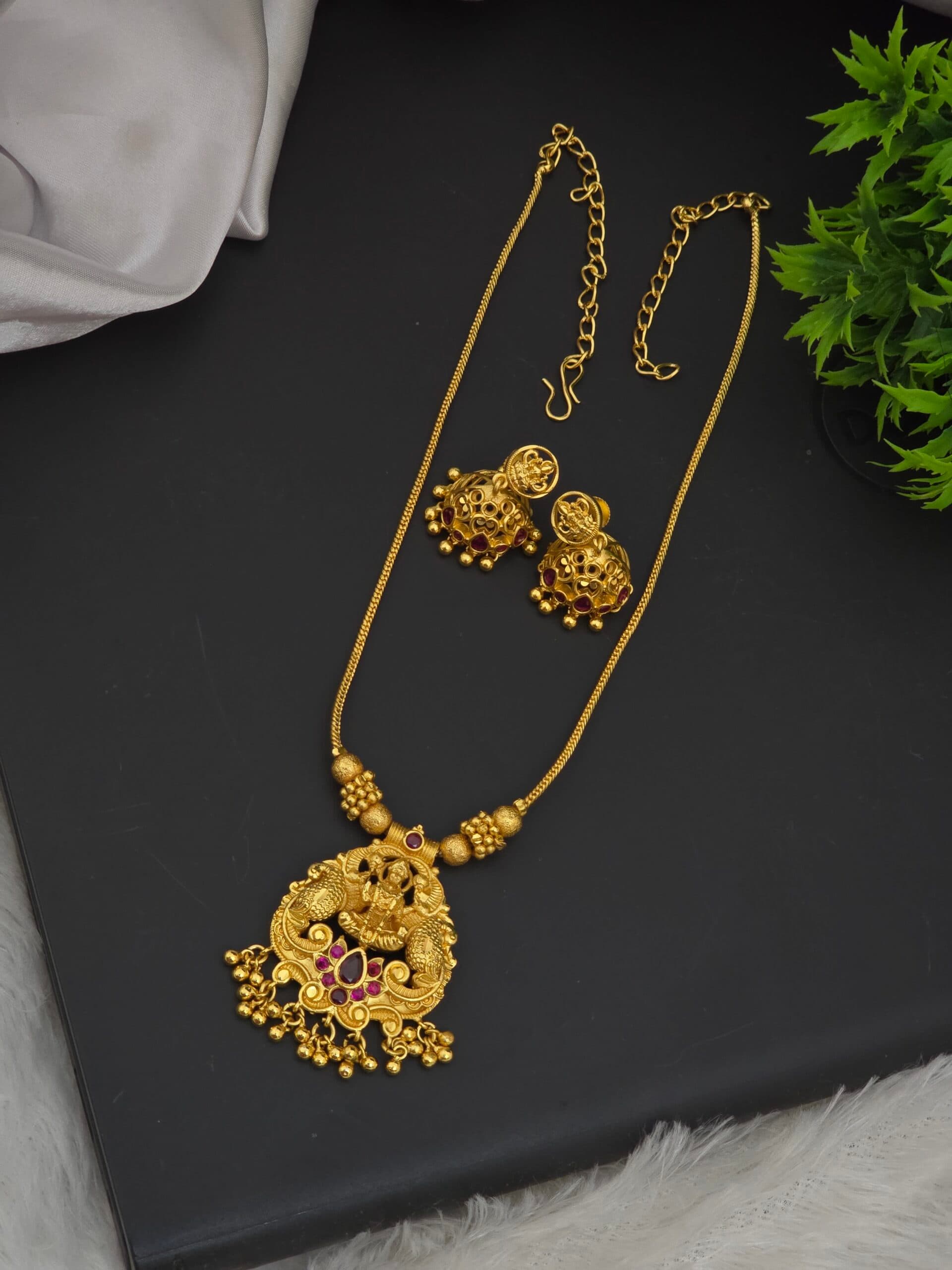 Premium foaming lakshmi necklace with earings