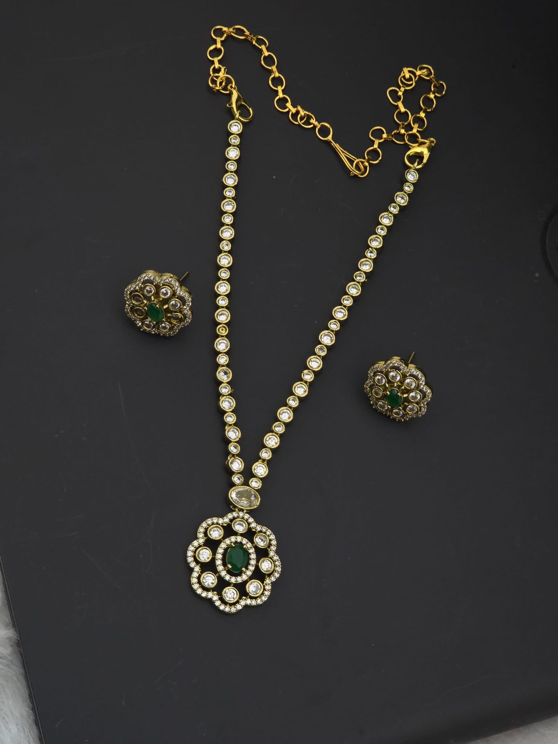 Premium matt white and emerald necklace with earings