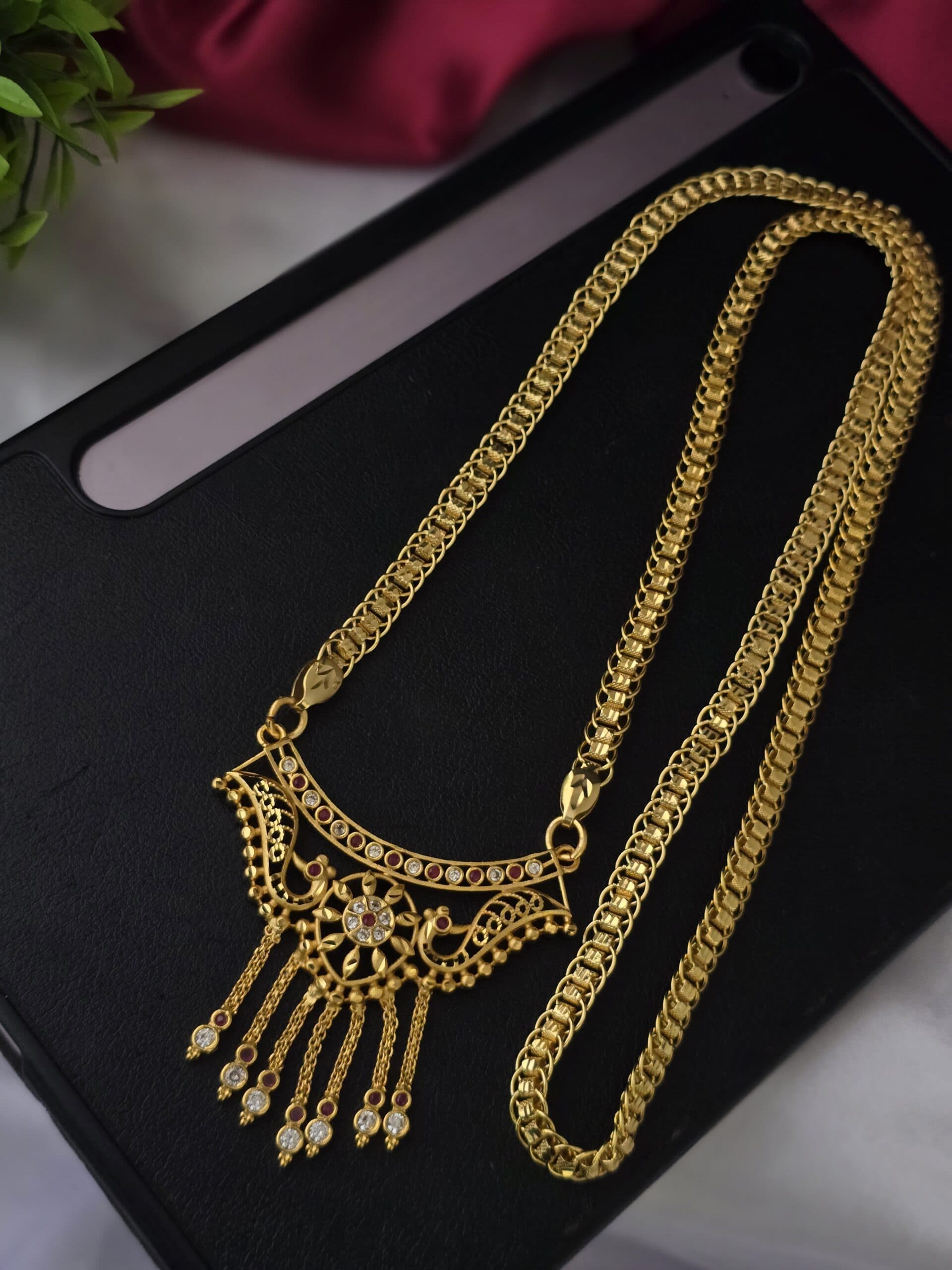 Foaming 32 inches dollar chain comes ad stone