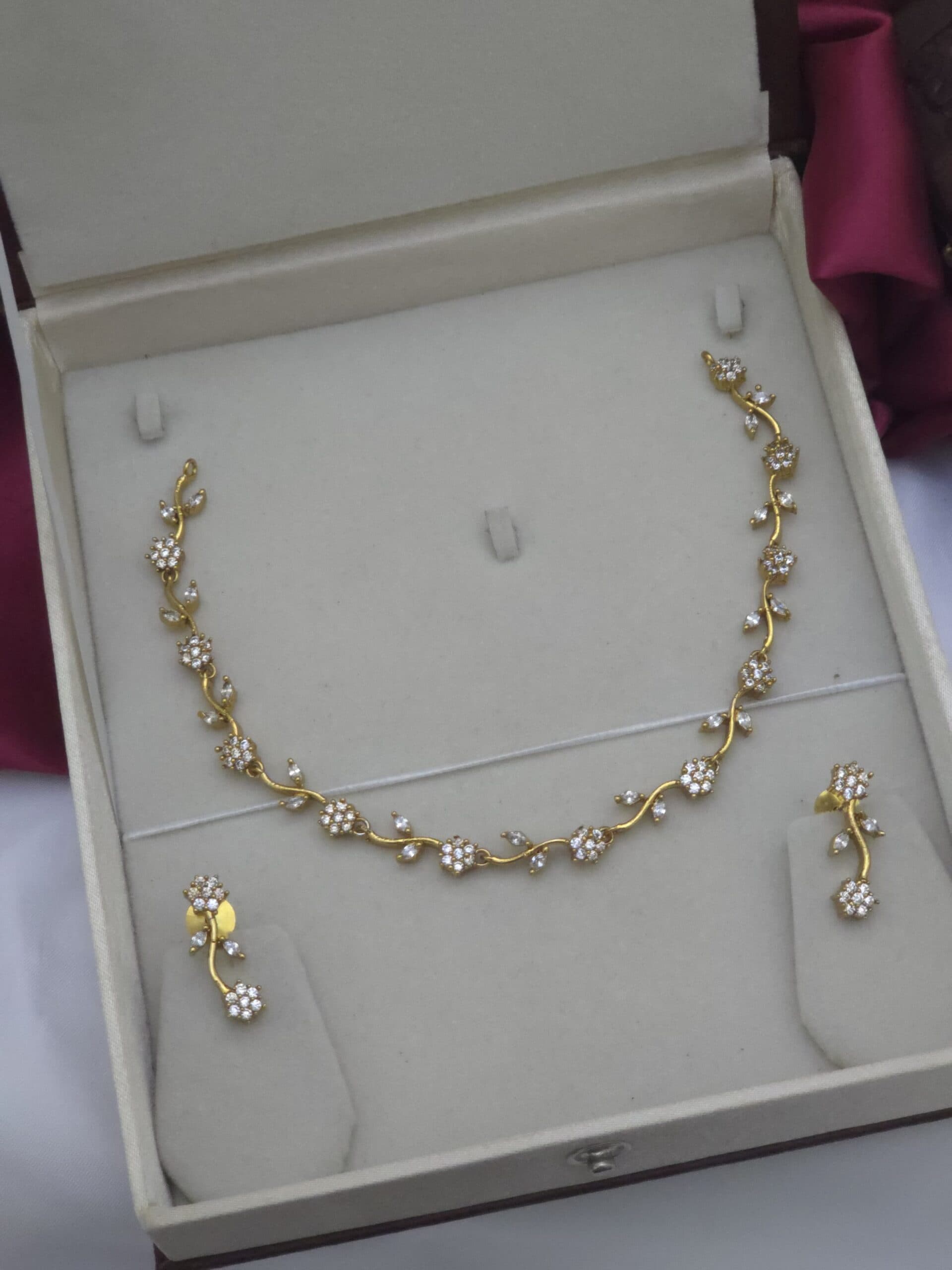 Premium diamond look necklace