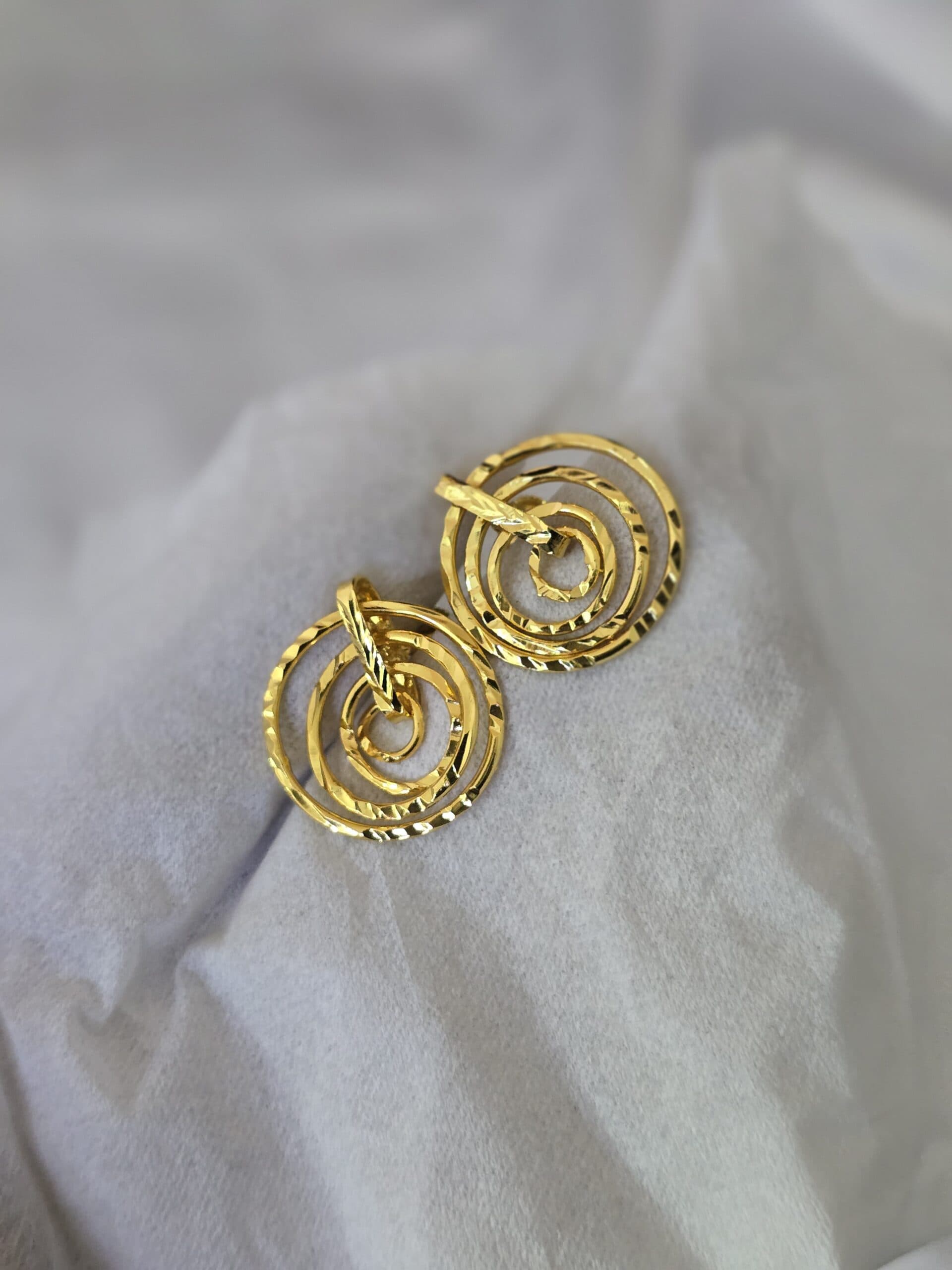 Premium reversible earing