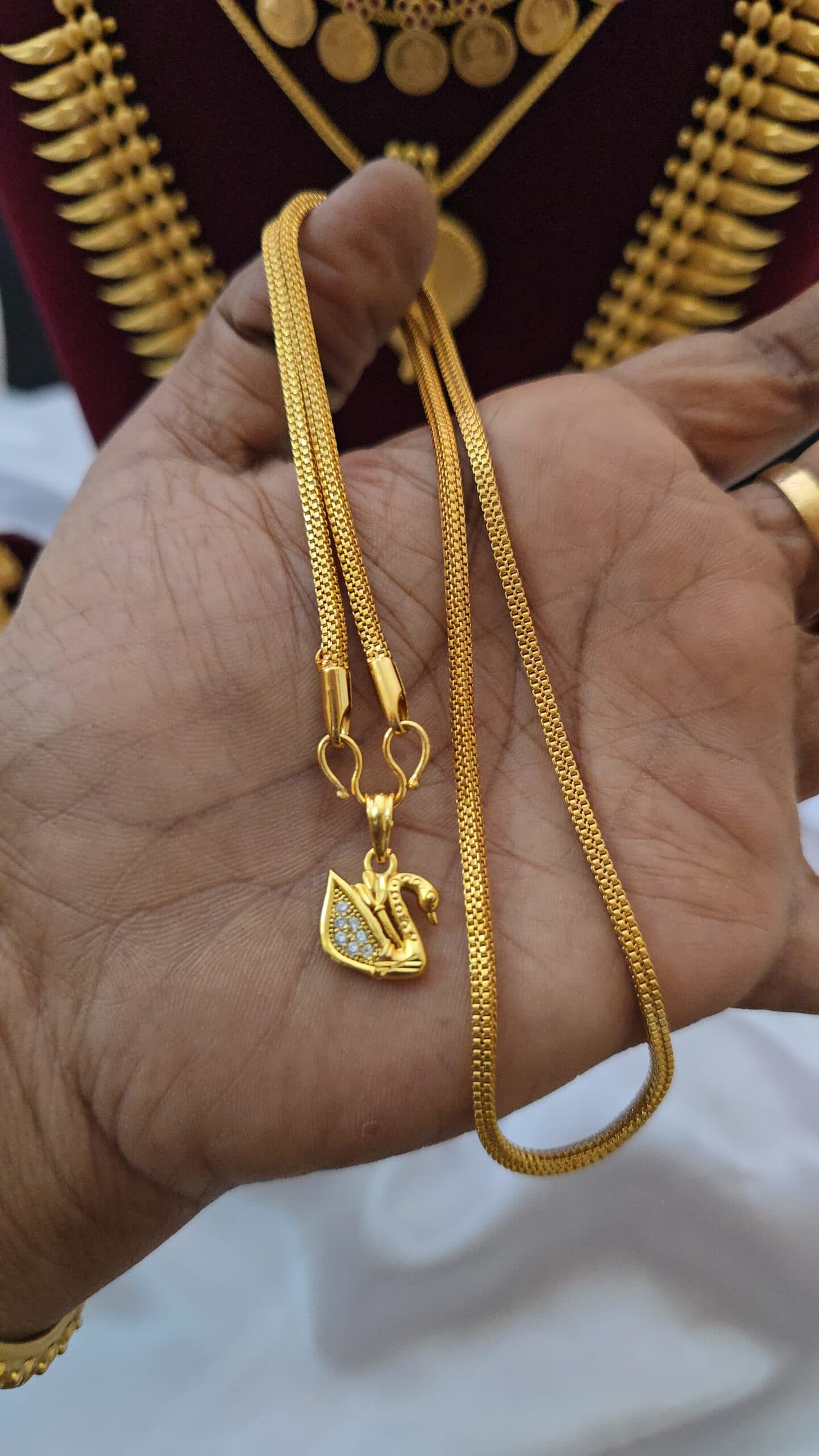 Foaming premium 18 inches swan dollar chain