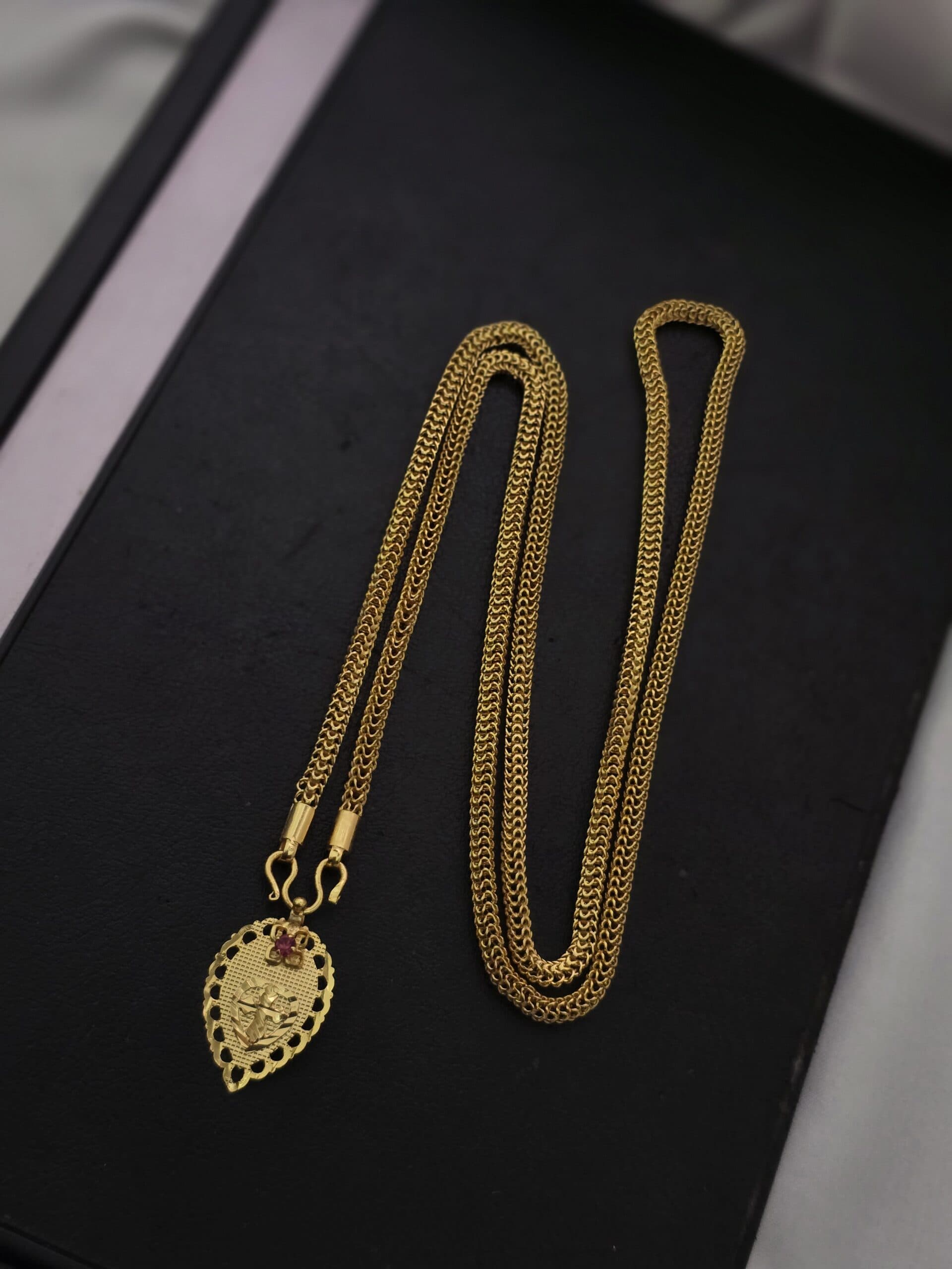 Premium Foaming 32 inches cross dollar chain comes net chain