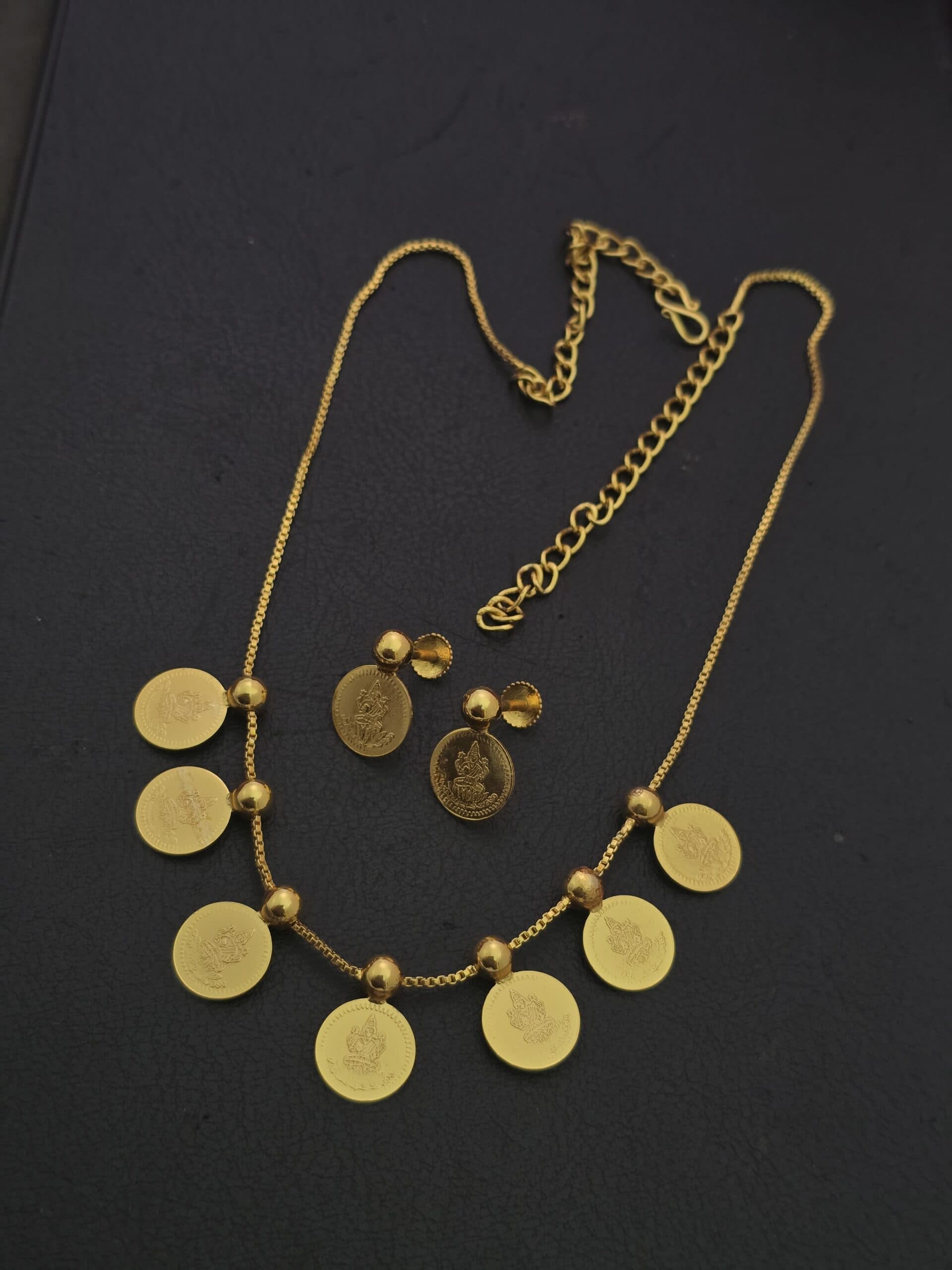 Premium foaming 7 coin lakshmi necklace with stud