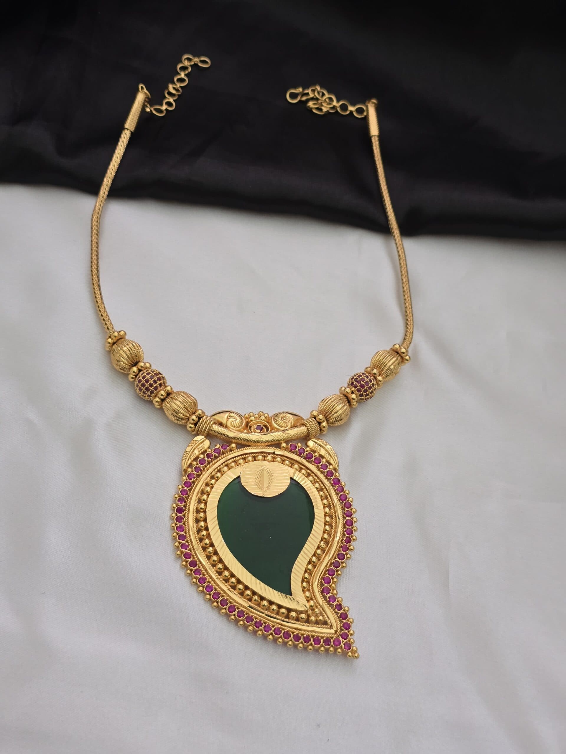 Premium foaming palak necklace