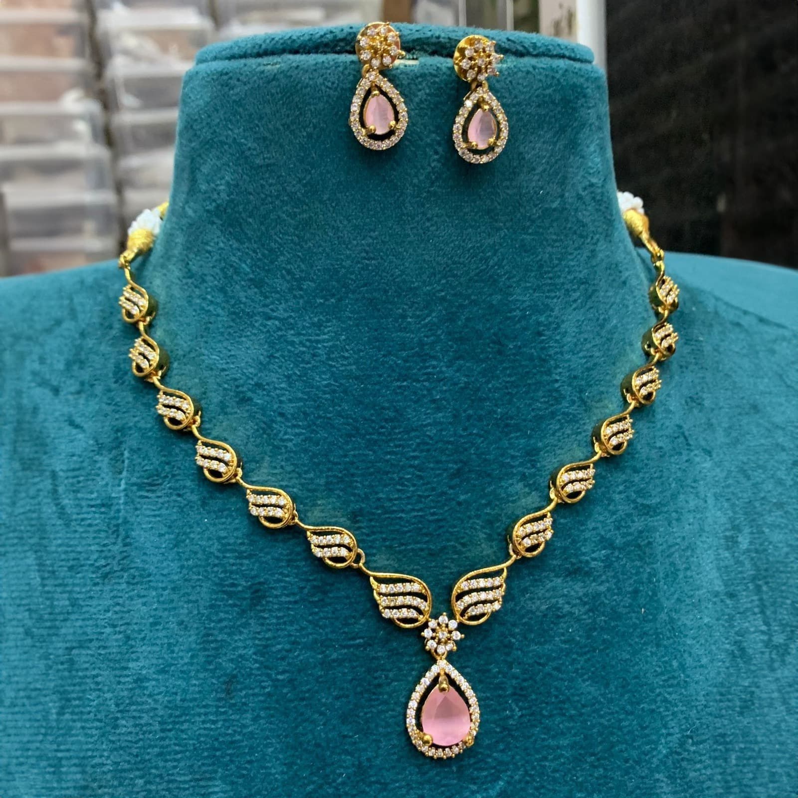 Simple American Diamond Neckpiece white with pink