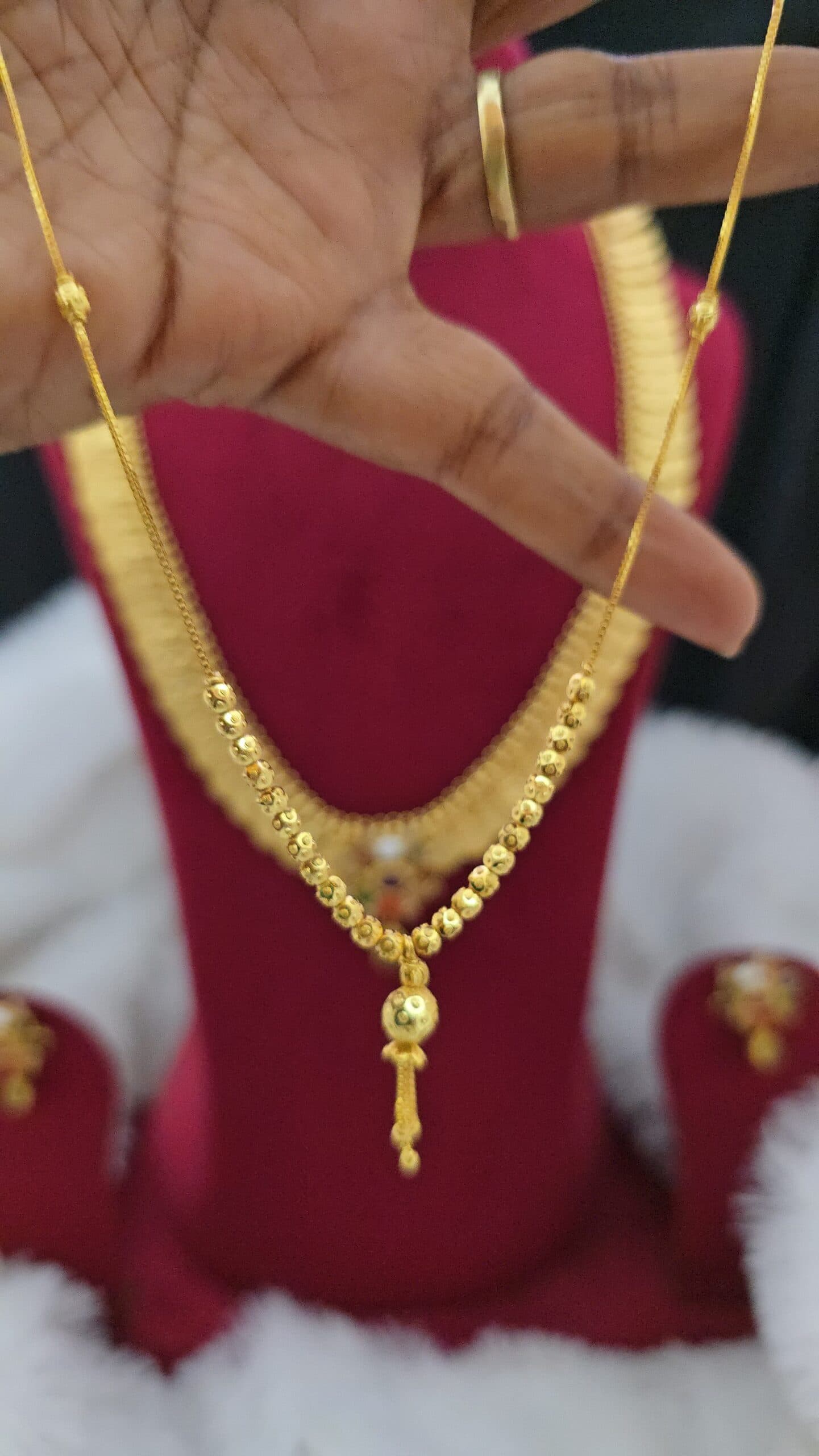 Premium foaming ball necklace