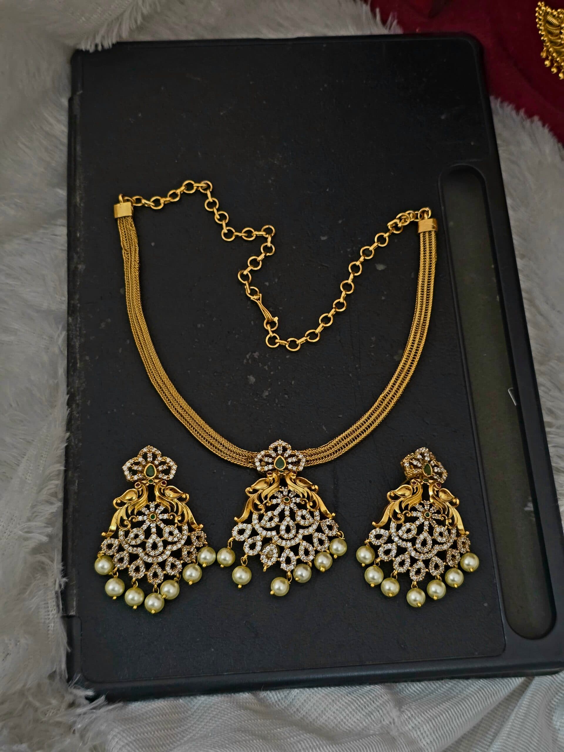 Premium matt peacock thickline necklace