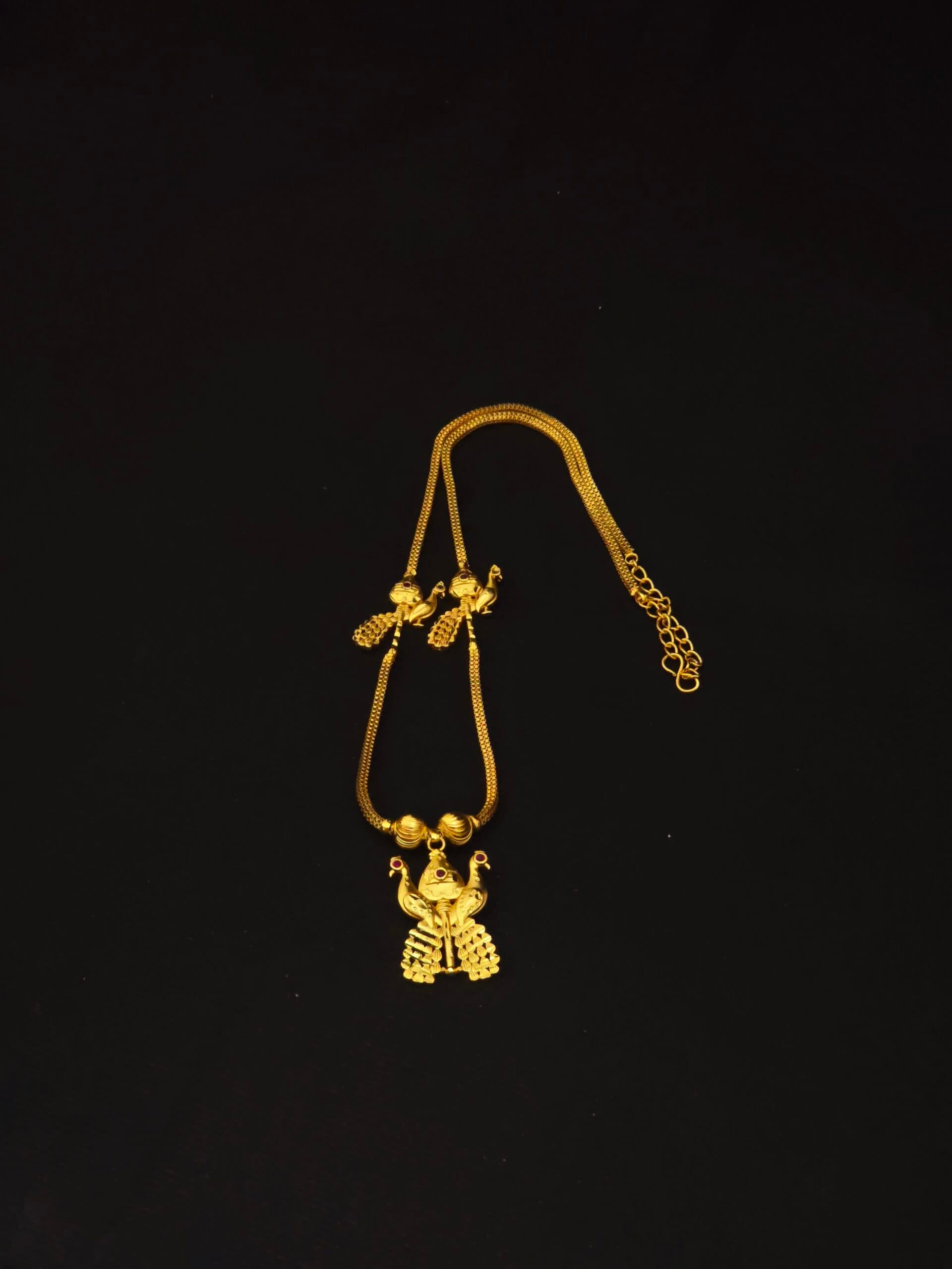 Premium foaming peacock necklace