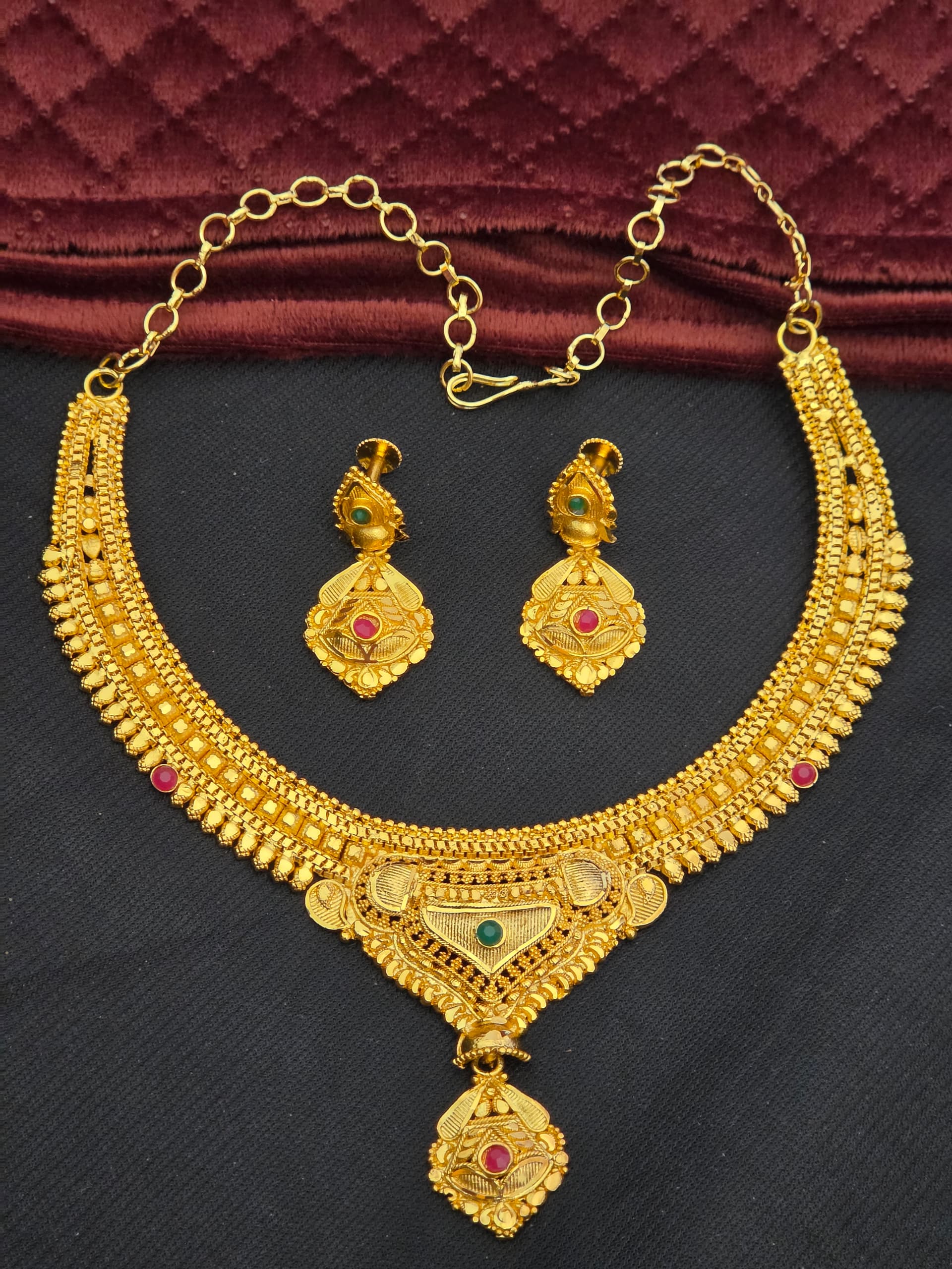 Premium Foaming Necklace With Earings.